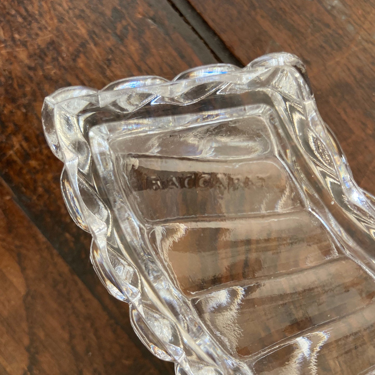 Chemin de table en cristal moulé de Baccarat modèle bambou tors.