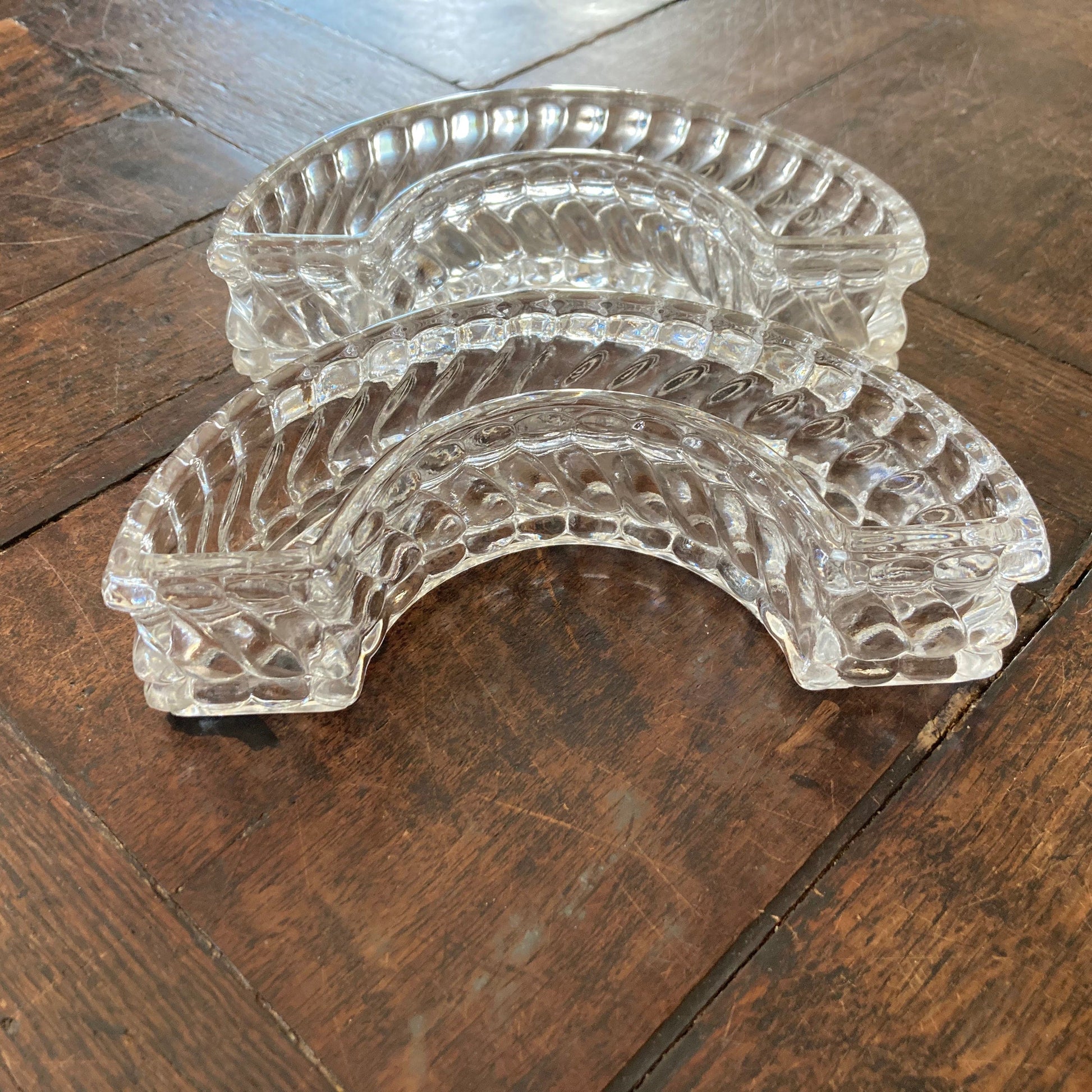 Chemin de table en cristal moulé de Baccarat modèle bambou tors.