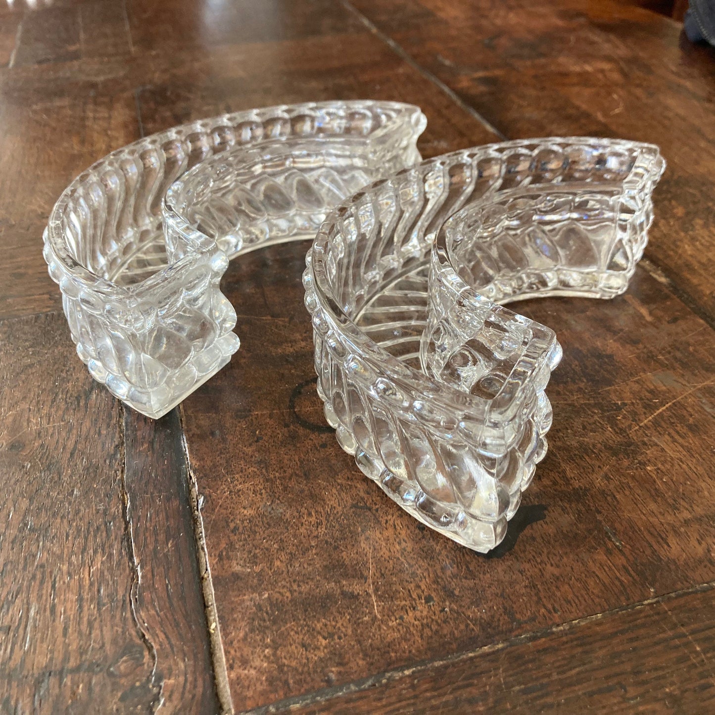 Chemin de table en cristal moulé de Baccarat modèle bambou tors.