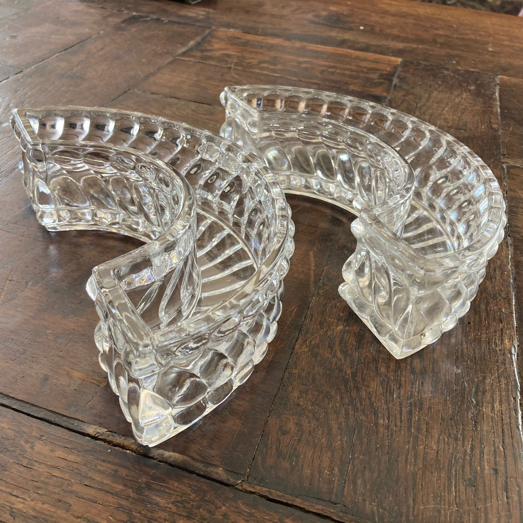 Chemin de table en cristal moulé de Baccarat modèle bambou tors.