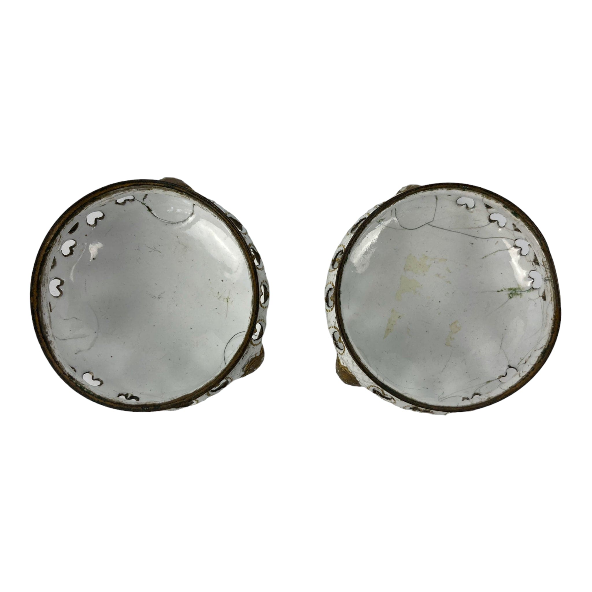 Battersea XVIIIe.  Paire de pièces de service de table en cuivre émaillé blanc et or, condiments, salerons