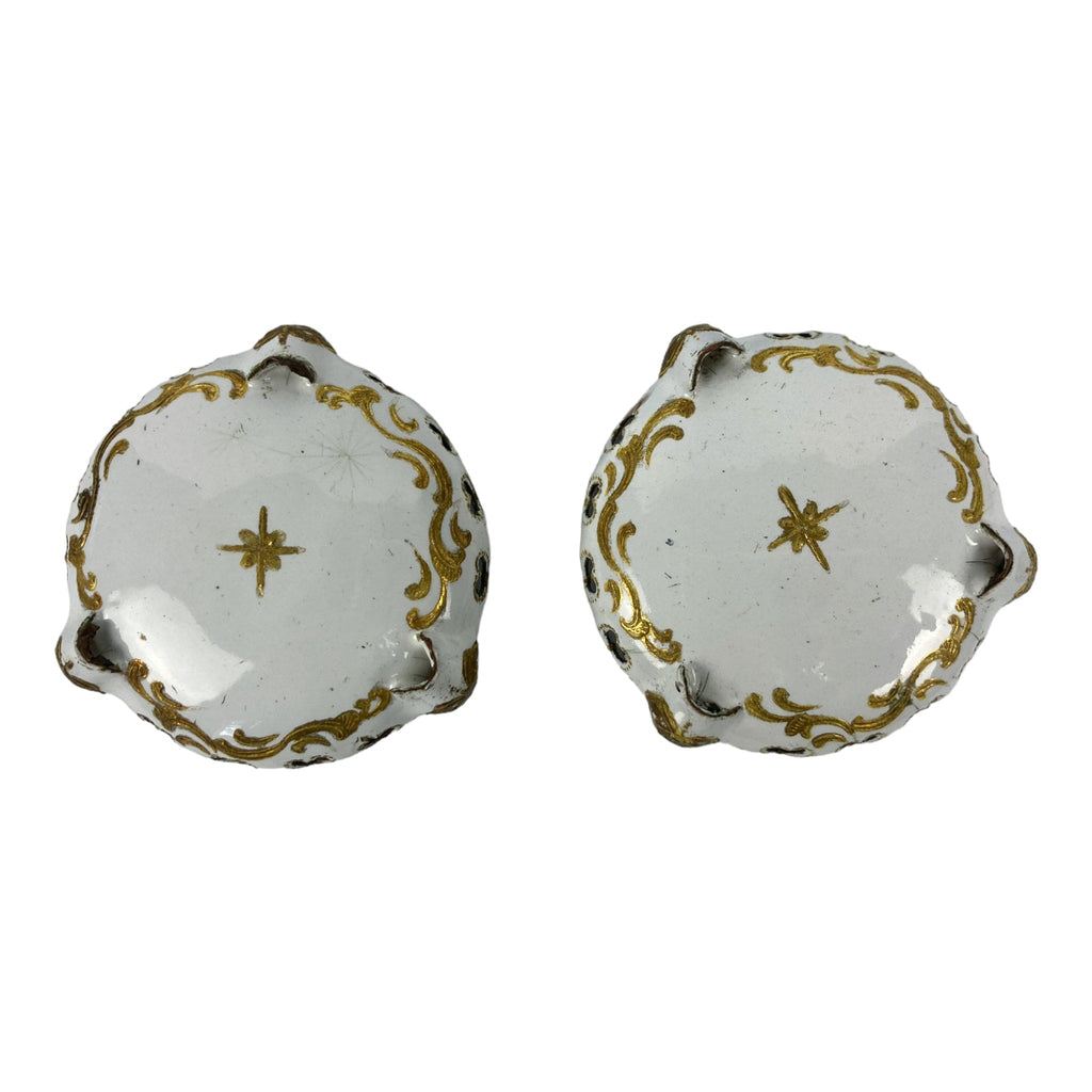 Battersea XVIIIe.  Paire de pièces de service de table en cuivre émaillé blanc et or, condiments, salerons