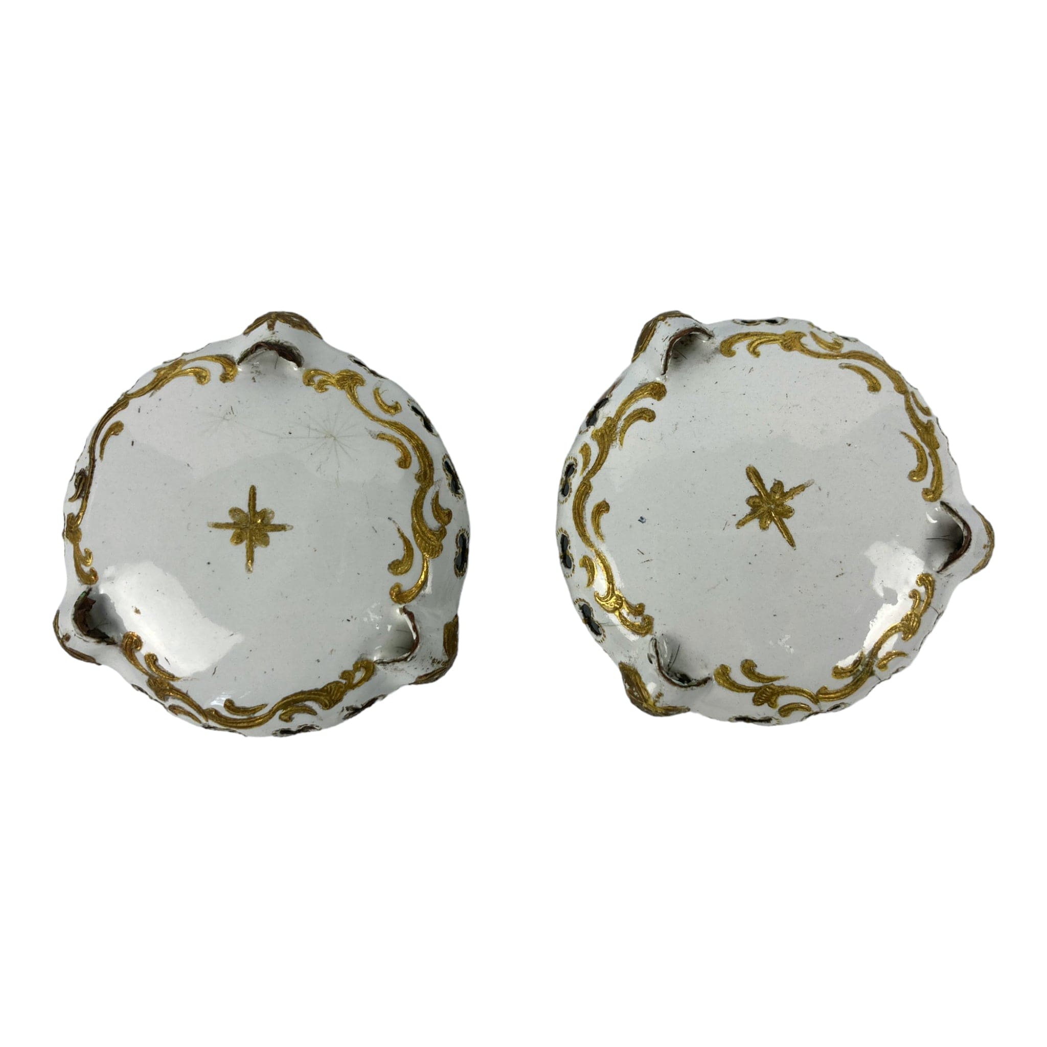 Battersea XVIIIe.  Paire de pièces de service de table en cuivre émaillé blanc et or, condiments, salerons