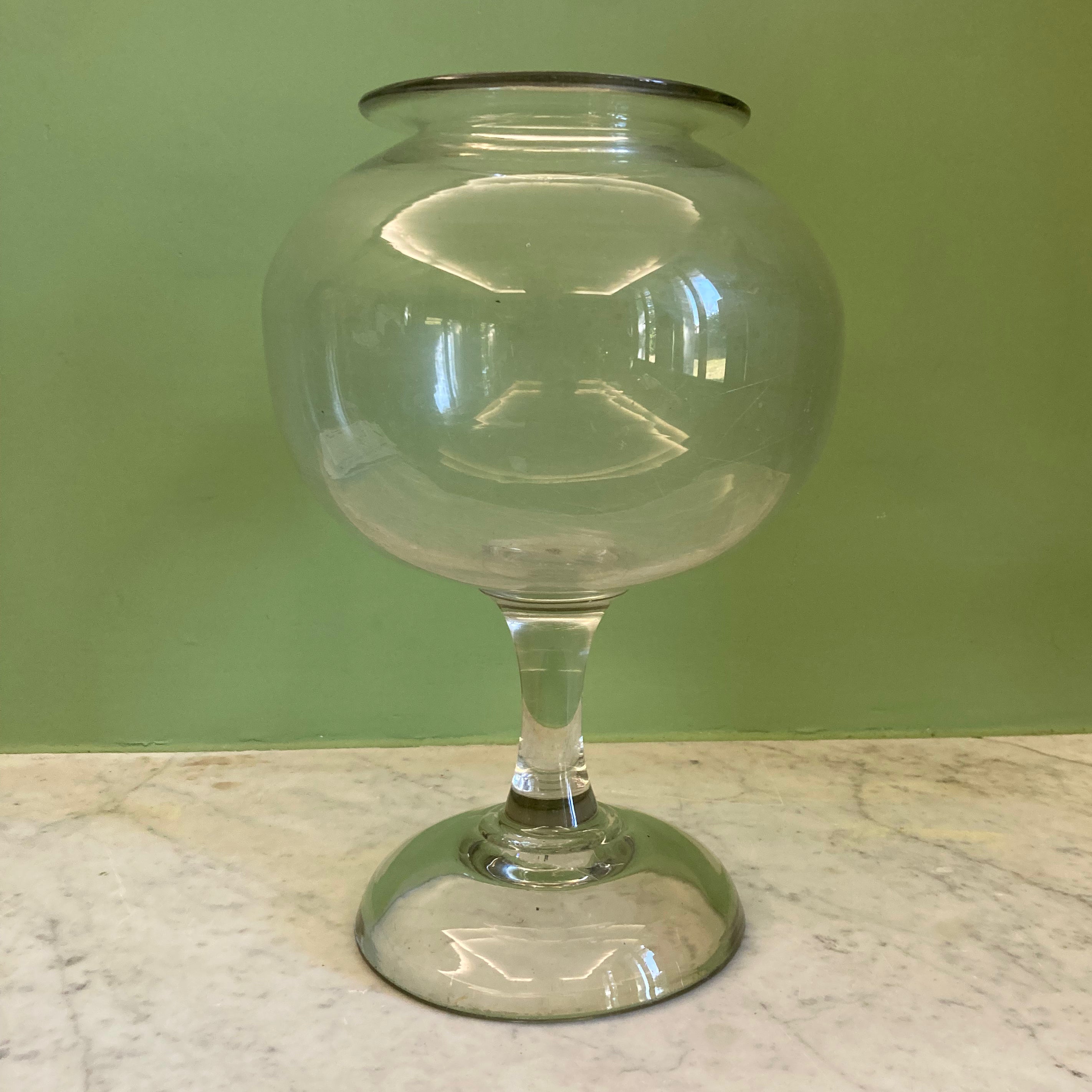 Bocal à sangsues en verre soufflé.