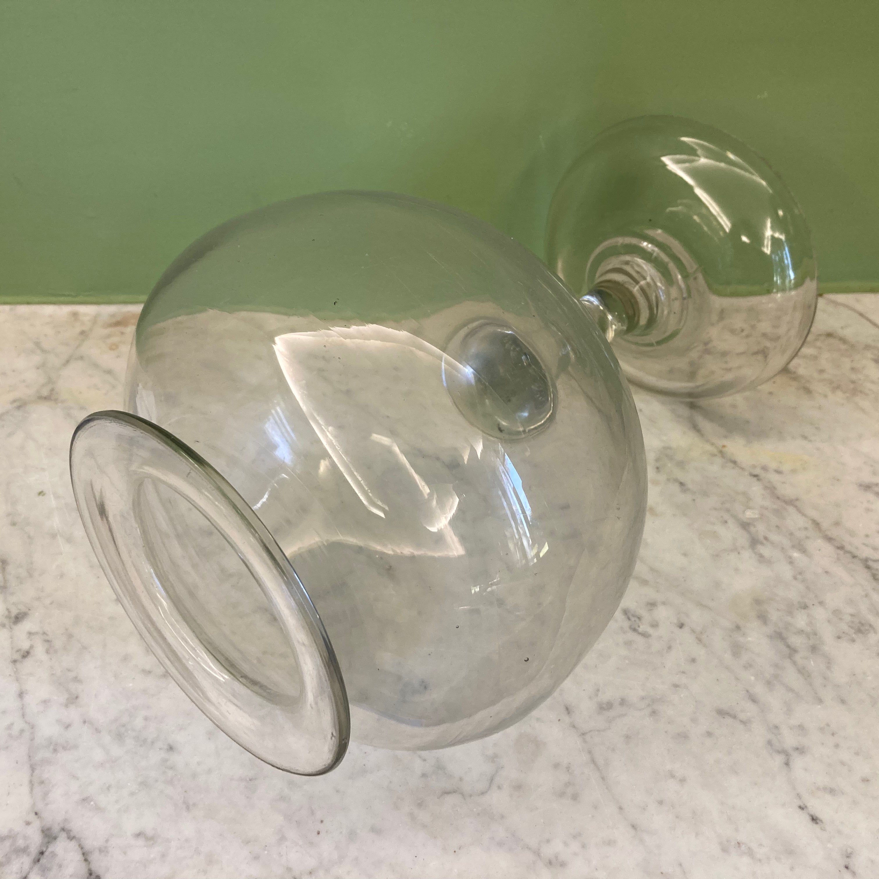 Bocal à sangsues en verre soufflé.
