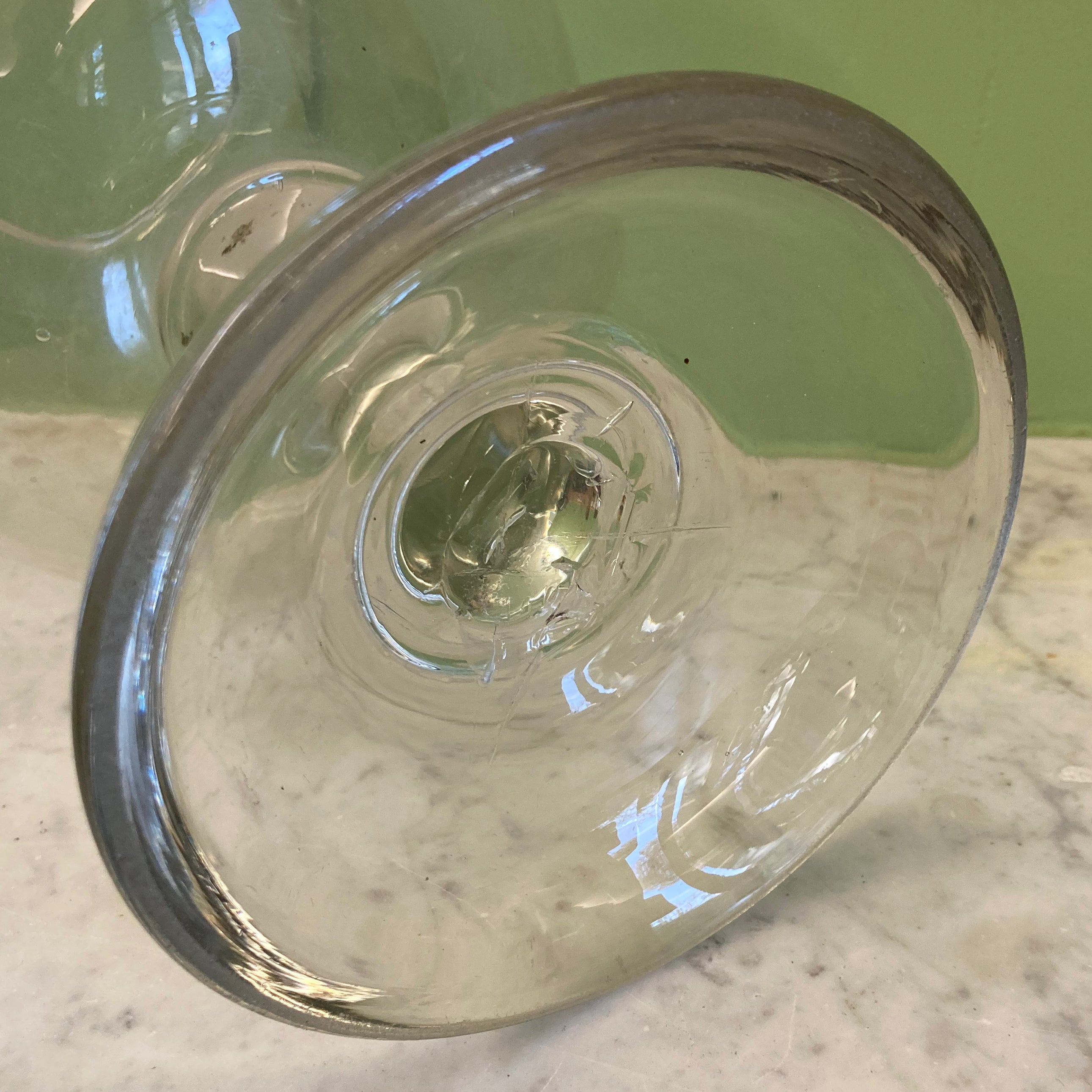 Bocal à sangsues en verre soufflé.