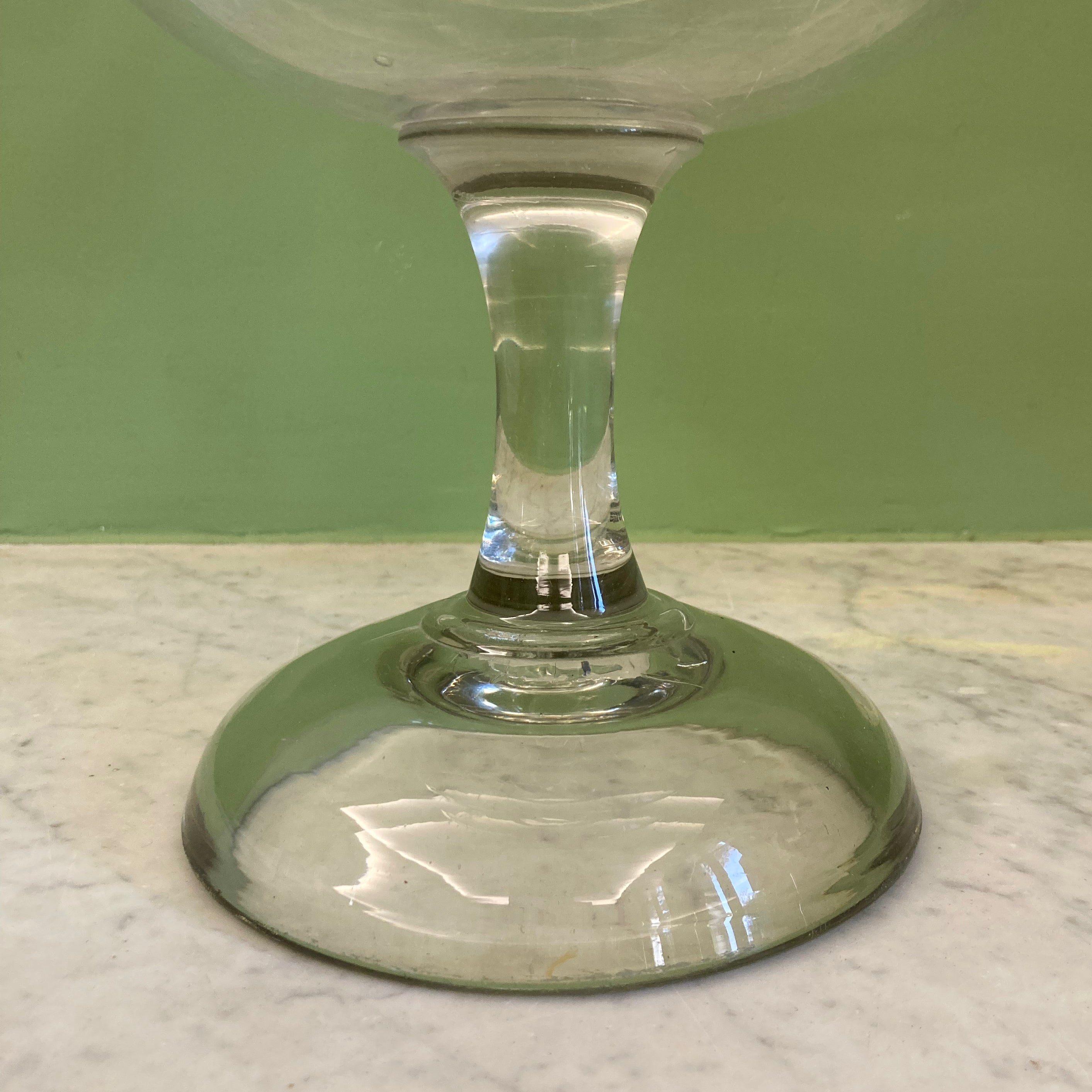 Bocal à sangsues en verre soufflé.