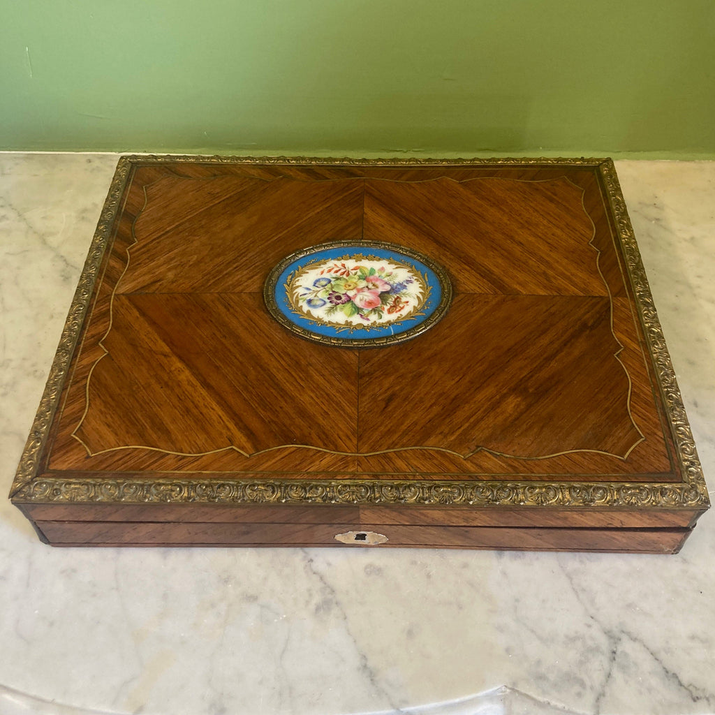 Ancienne boite en marqueterie de bois de rose et médaillon de Sèvres
