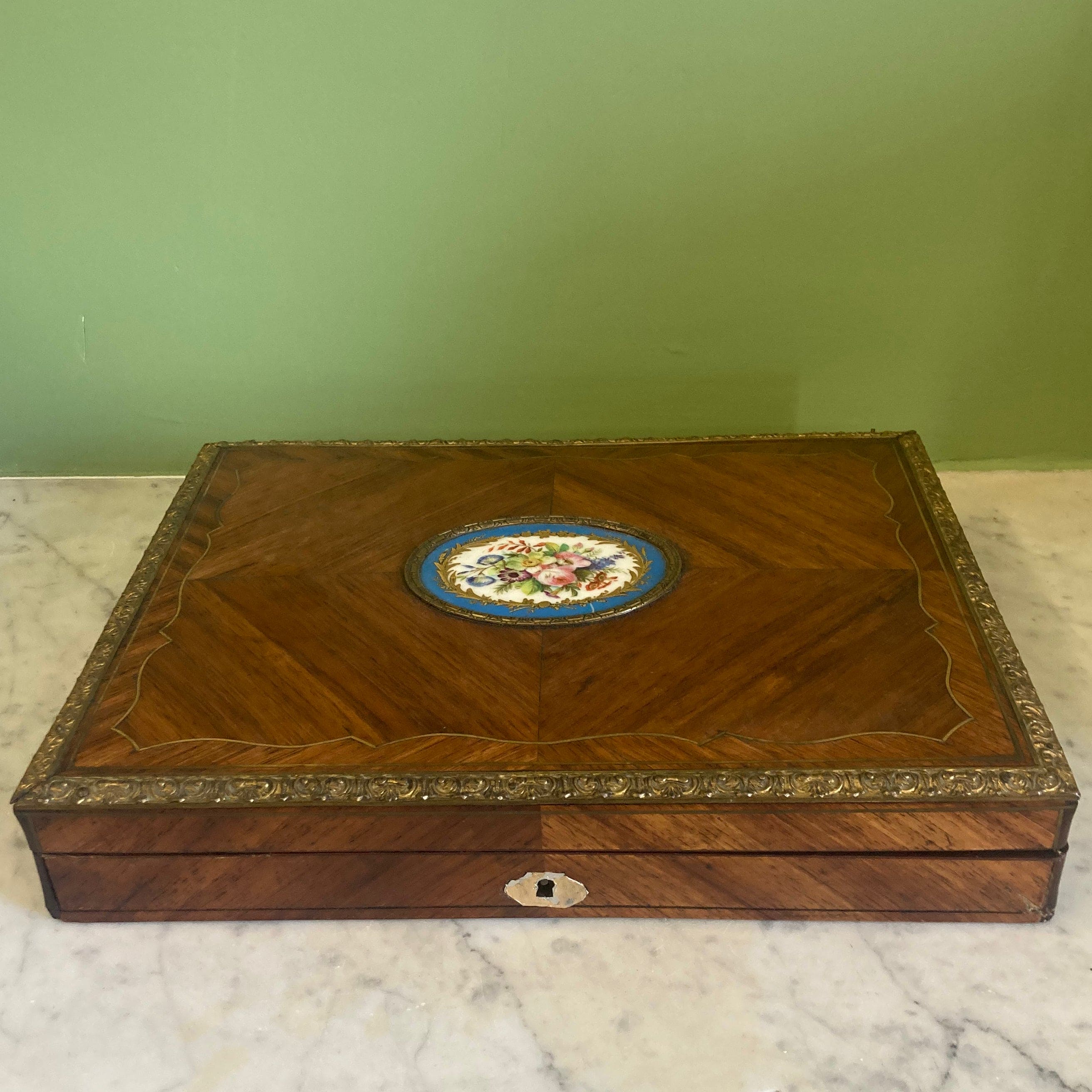 Ancienne boite en marqueterie de bois de rose et médaillon de Sèvres