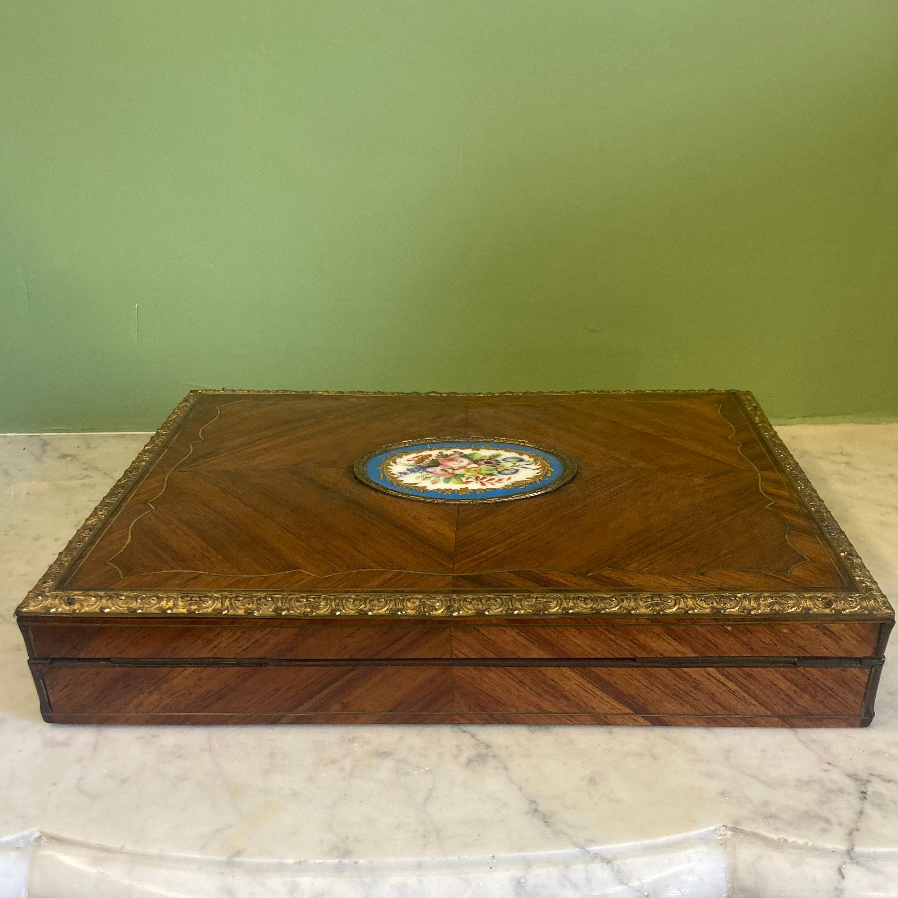 Ancienne boite en marqueterie de bois de rose et médaillon de Sèvres