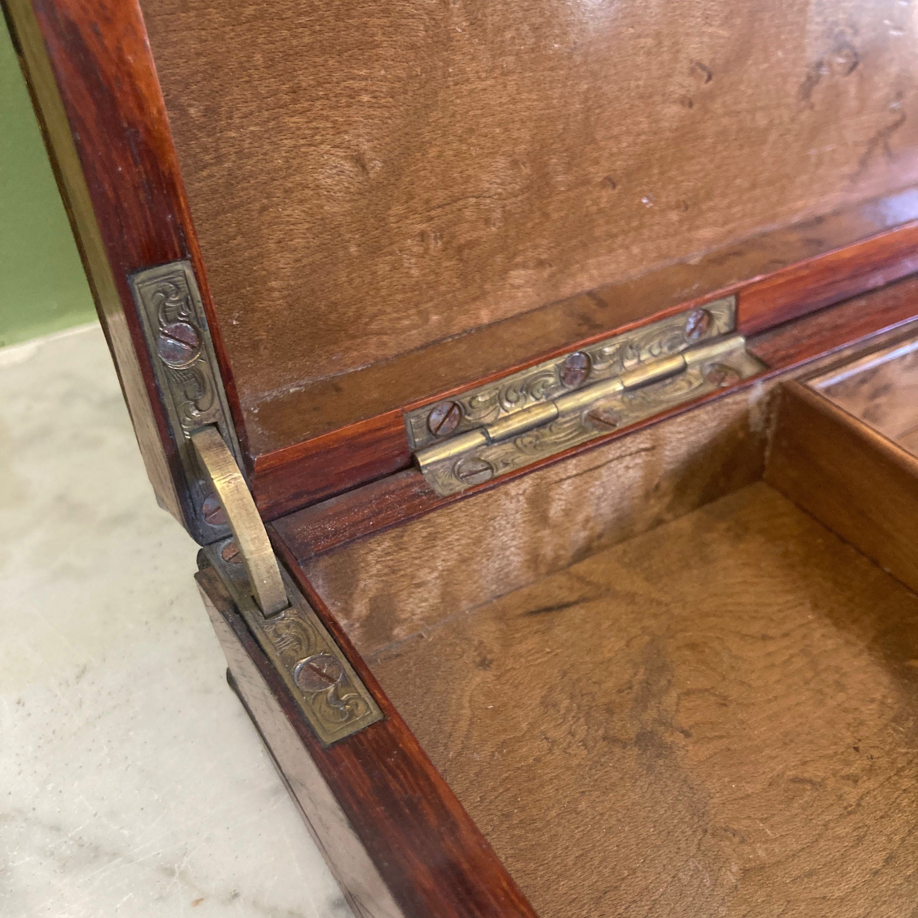 Ancienne boite en marqueterie de bois de rose et médaillon de Sèvres