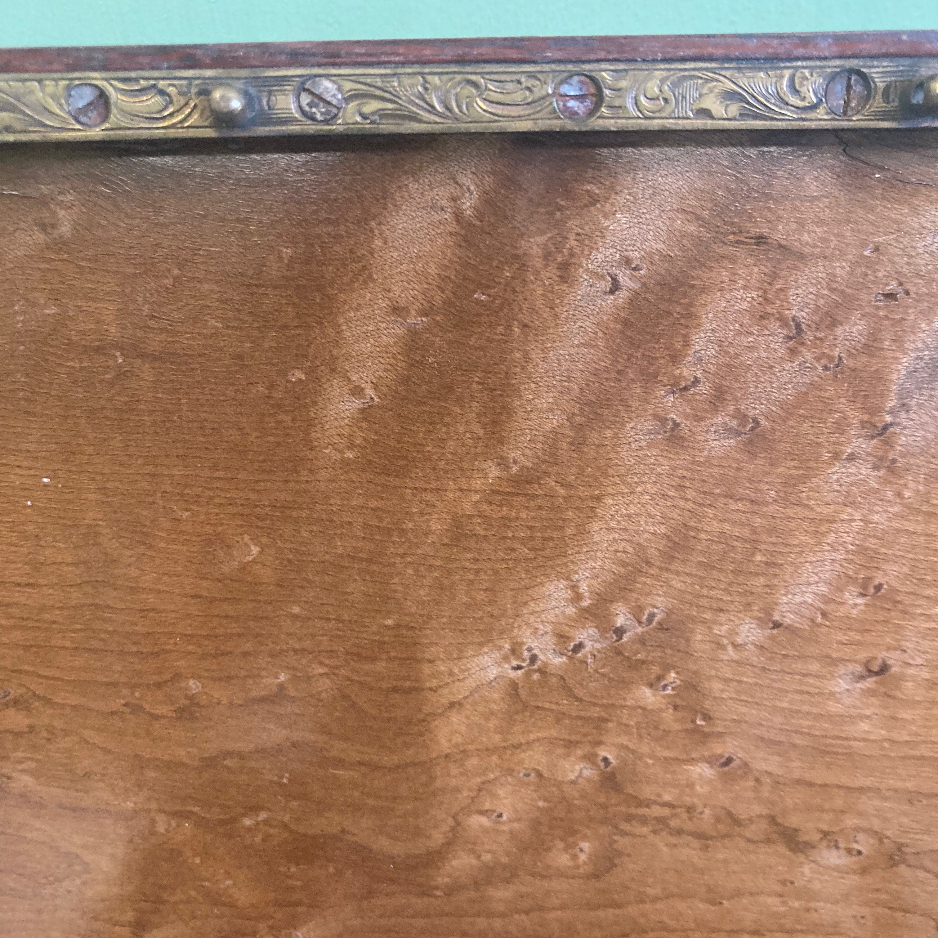 Ancienne boite en marqueterie de bois de rose et médaillon de Sèvres