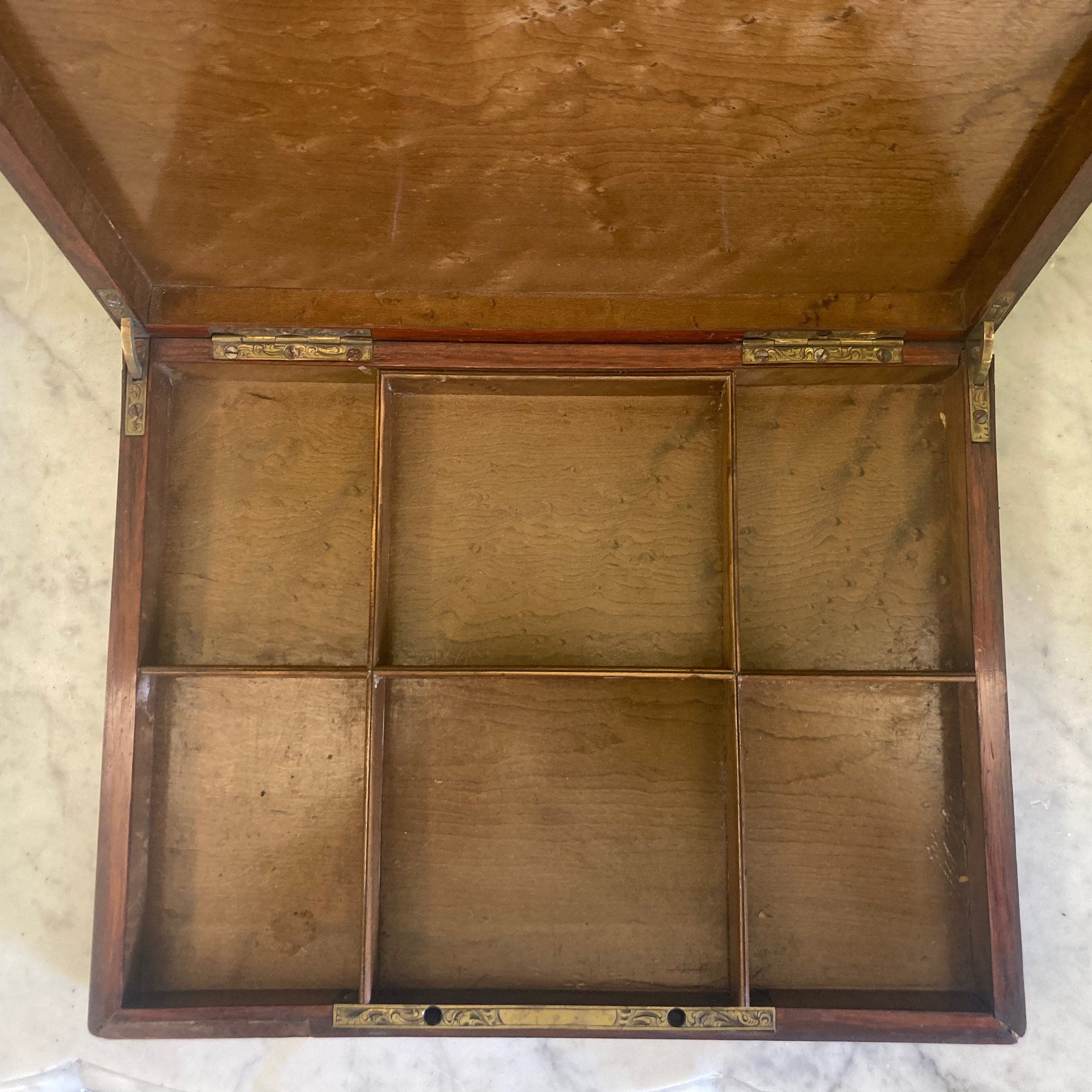 Ancienne boite en marqueterie de bois de rose et médaillon de Sèvres