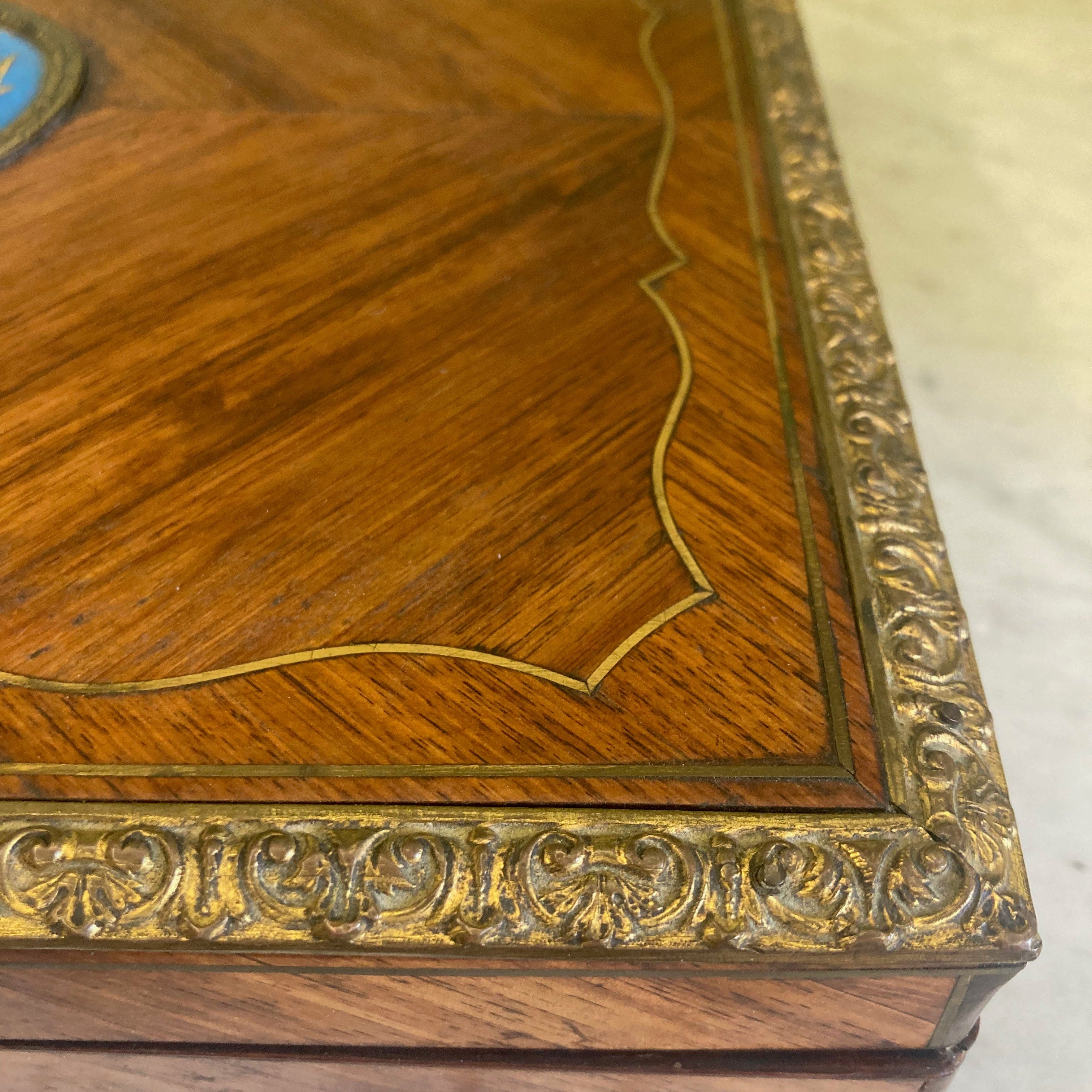 Ancienne boite en marqueterie de bois de rose et médaillon de Sèvres