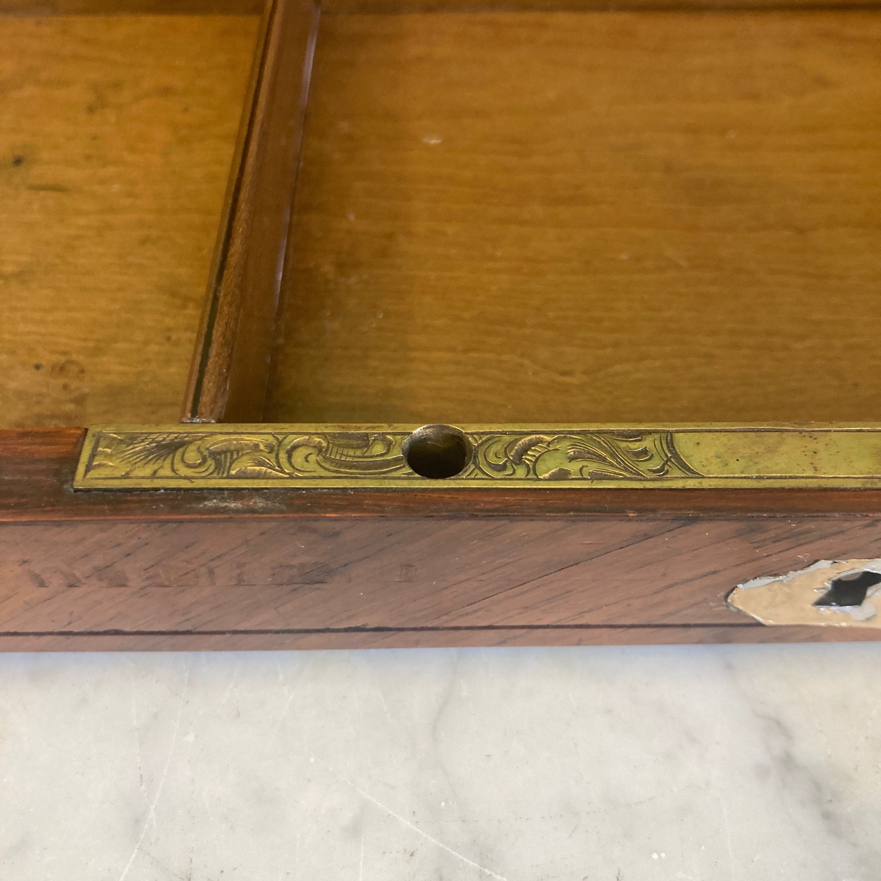 Ancienne boite en marqueterie de bois de rose et médaillon de Sèvres