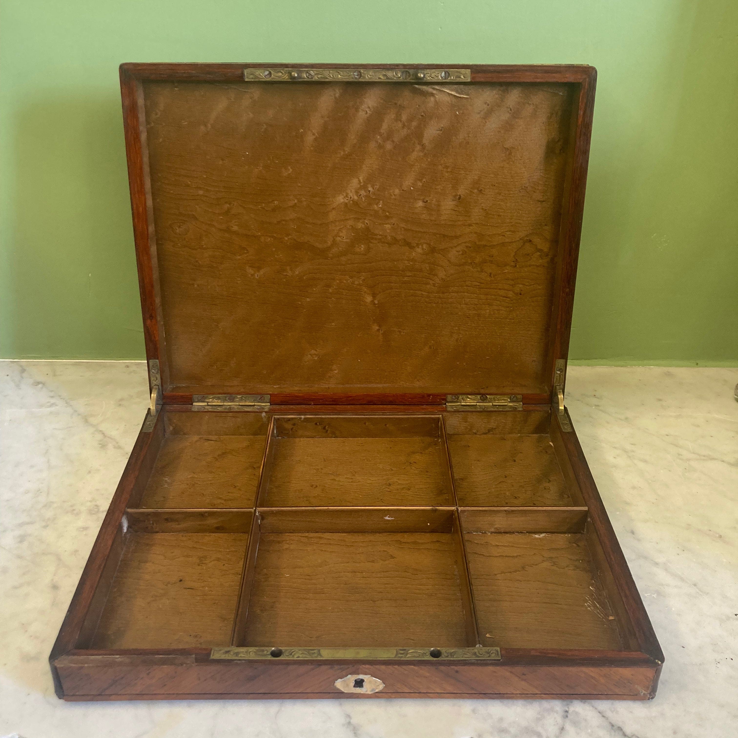 Ancienne boite en marqueterie de bois de rose et médaillon de Sèvres