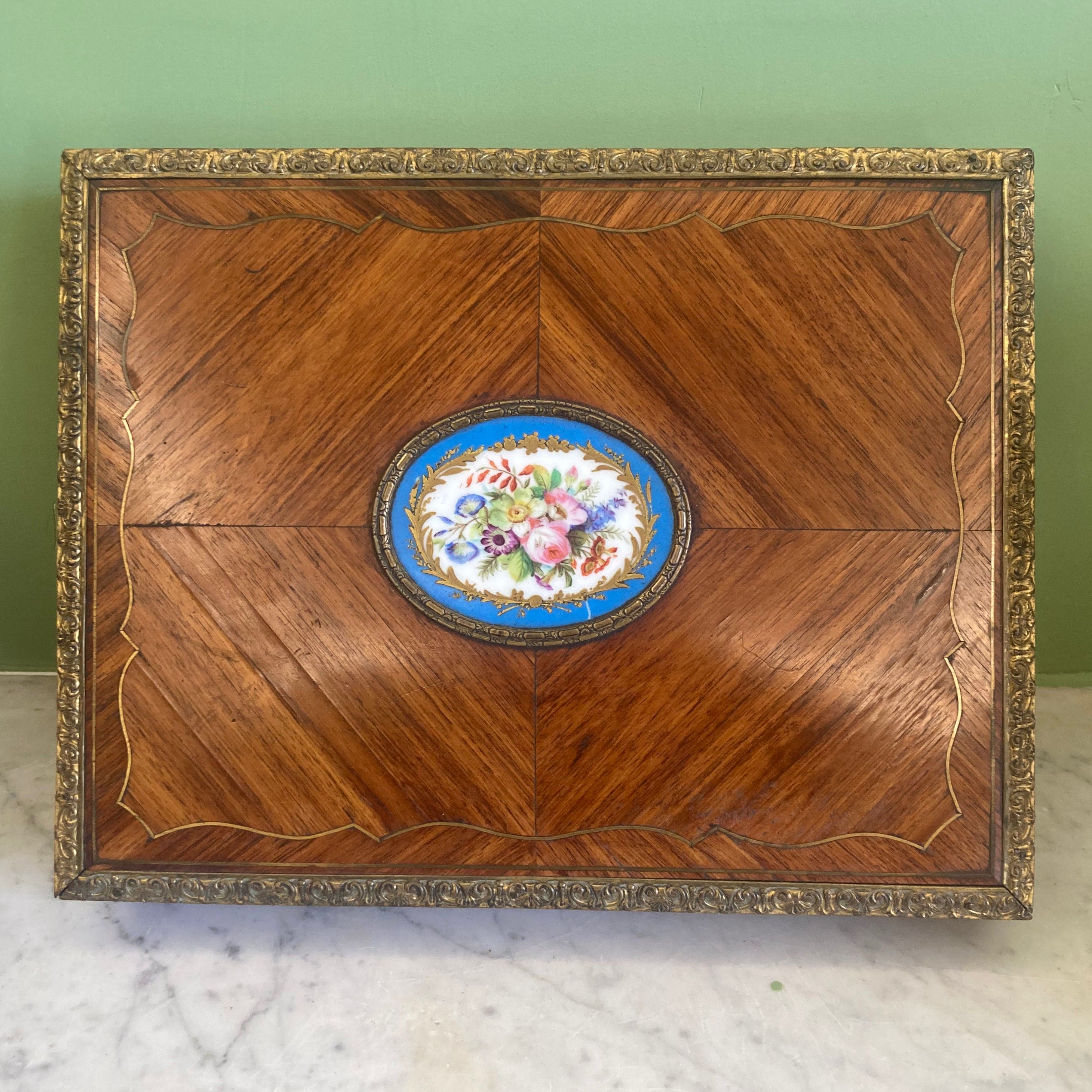 Ancienne boite en marqueterie de bois de rose et médaillon de Sèvres