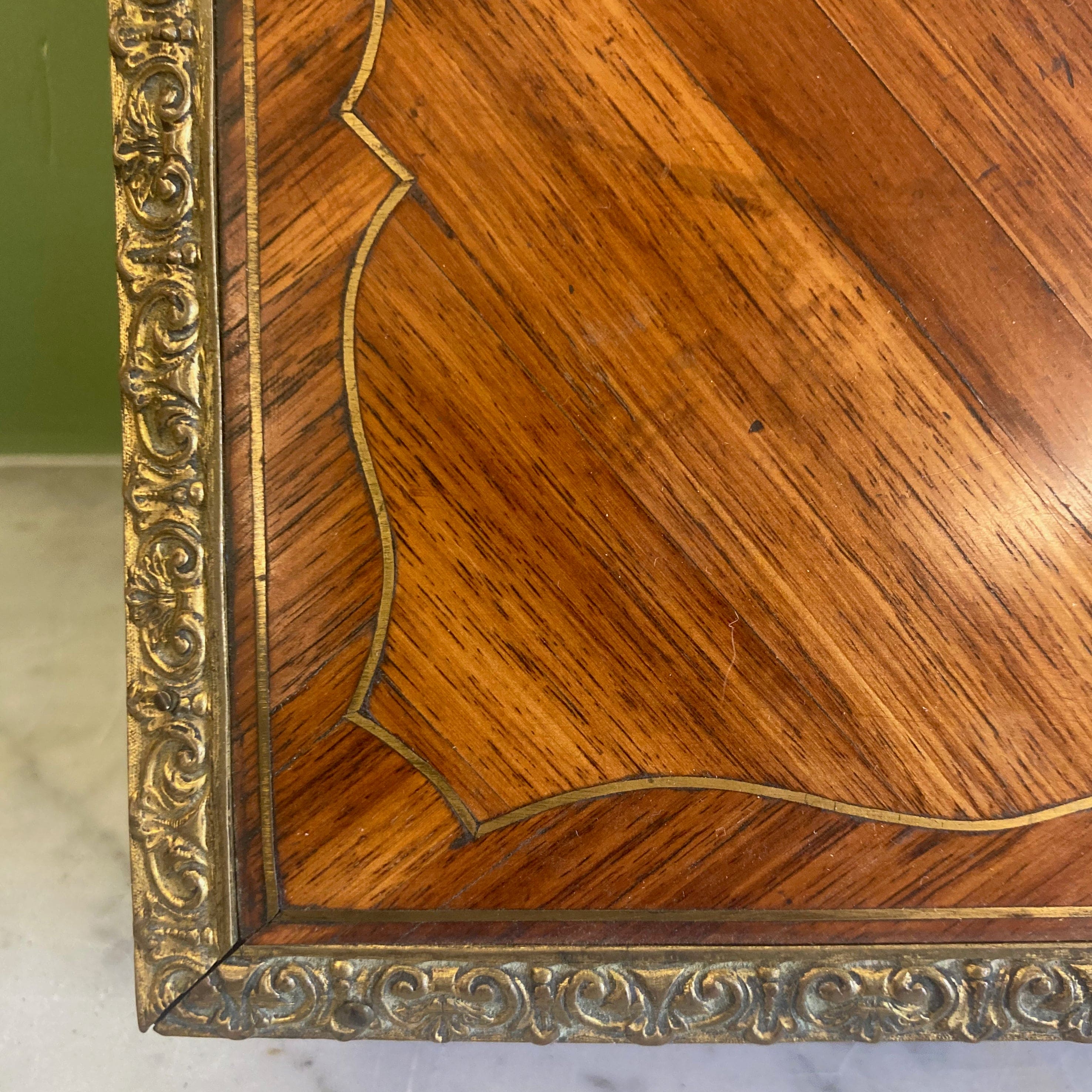 Ancienne boite en marqueterie de bois de rose et médaillon de Sèvres