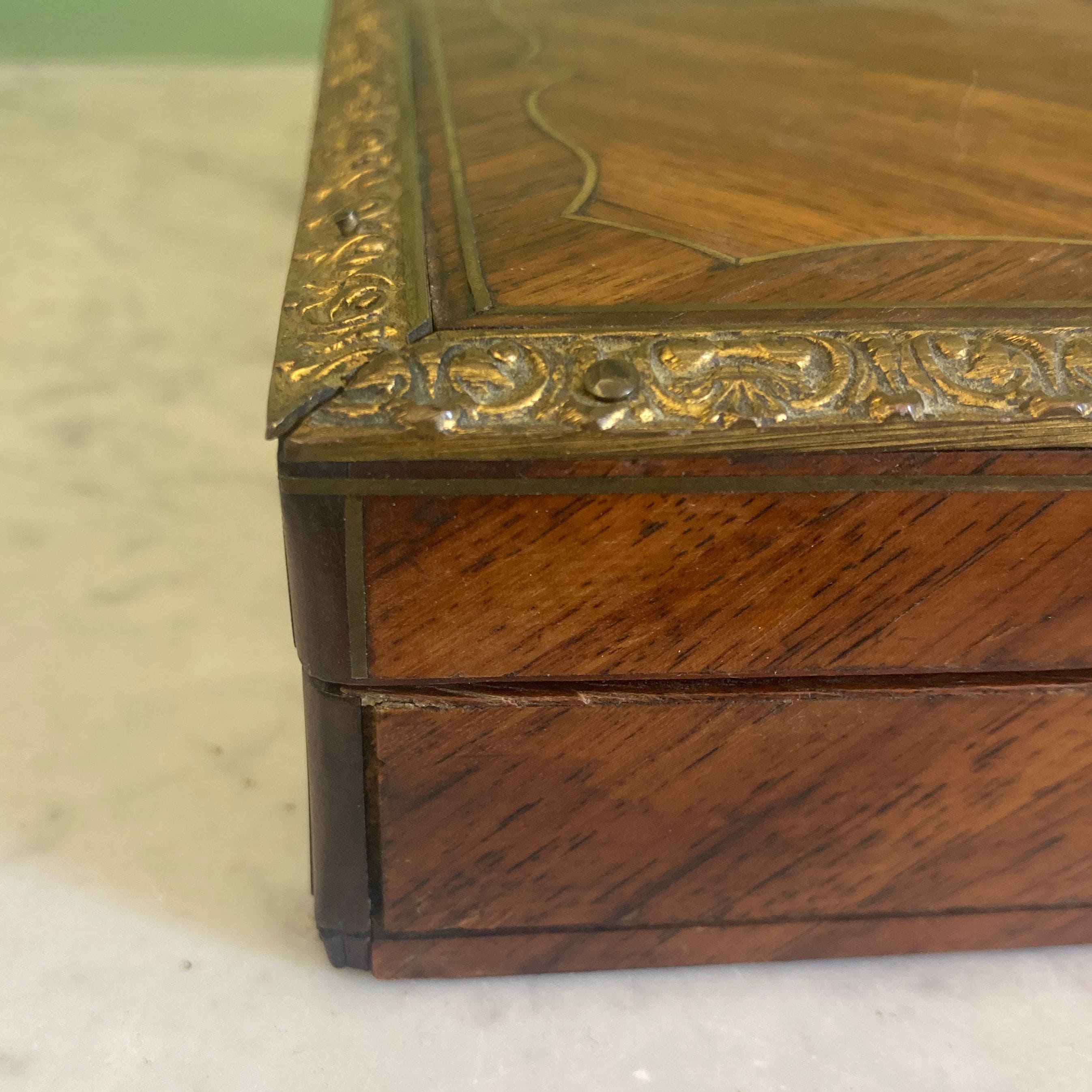 Ancienne boite en marqueterie de bois de rose et médaillon de Sèvres