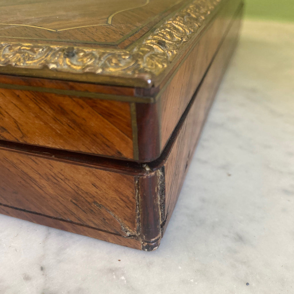 Ancienne boite en marqueterie de bois de rose et médaillon de Sèvres