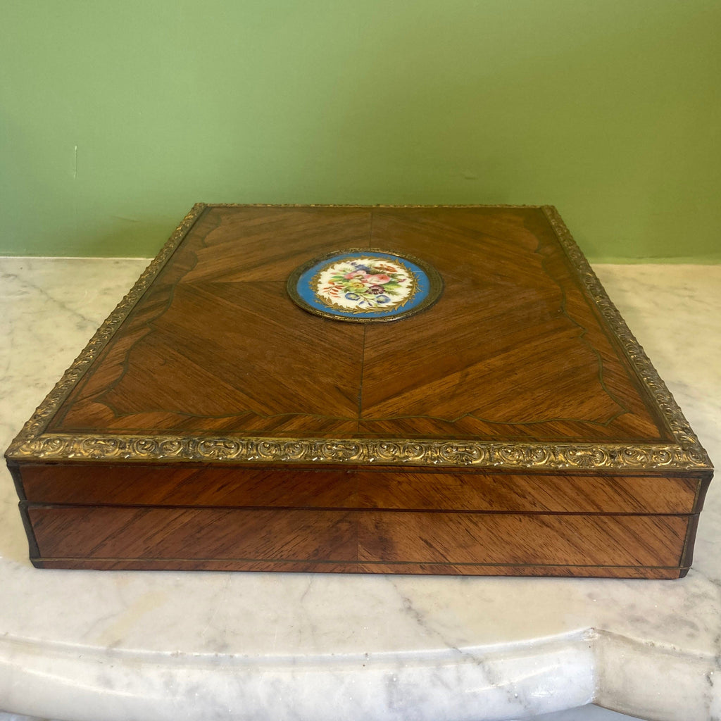 Ancienne boite en marqueterie de bois de rose et médaillon de Sèvres