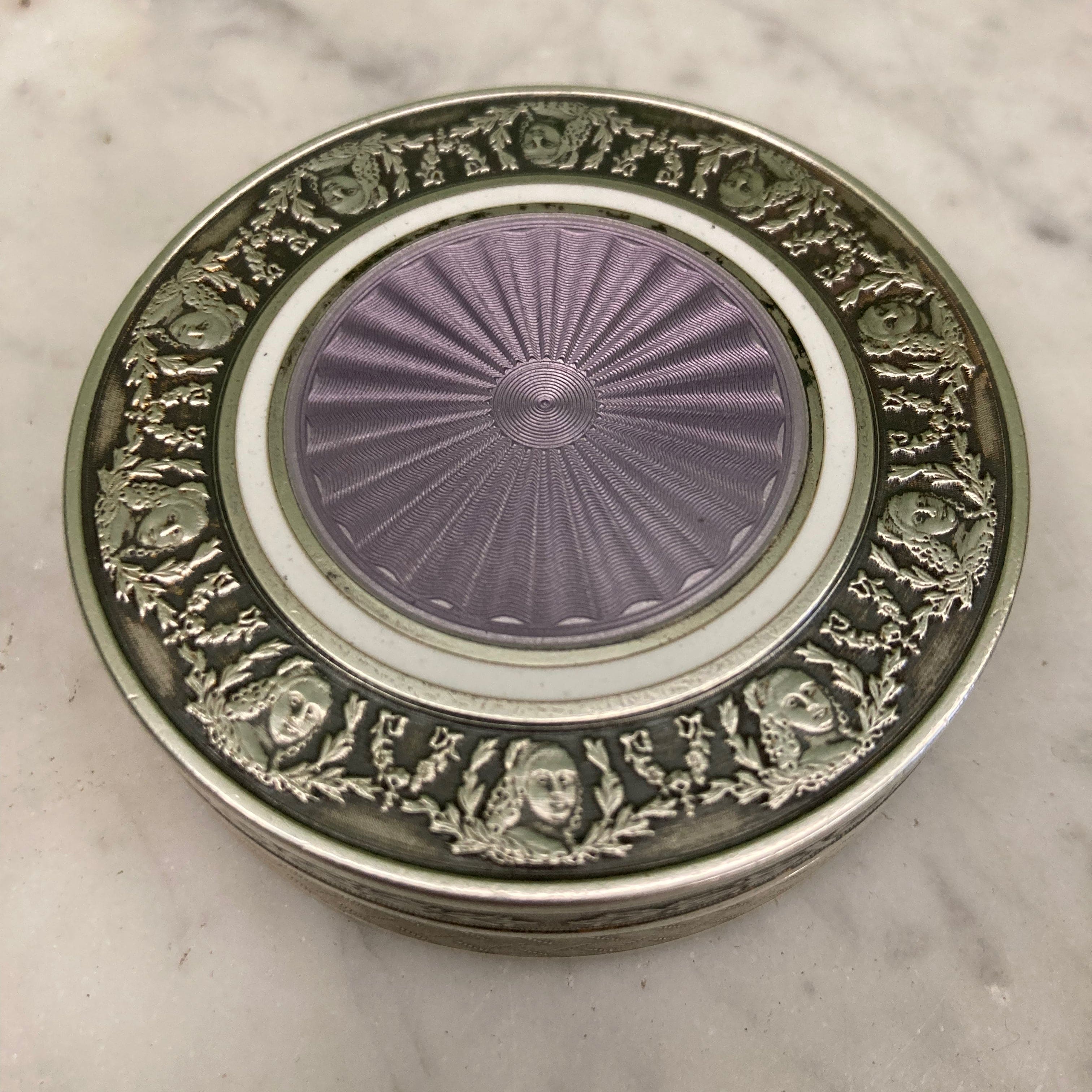 Ancienne boite à pilules en argent massif et émail guilloché