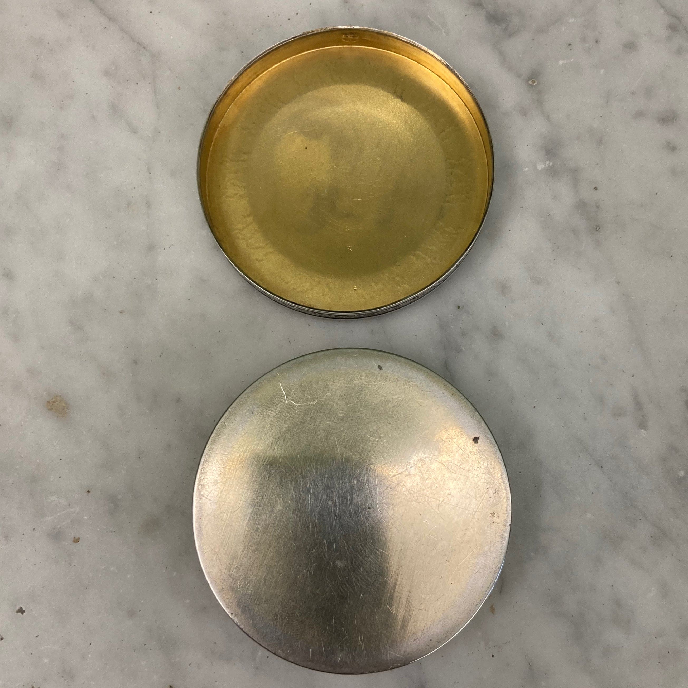 Ancienne boite à pilules en argent massif et émail guilloché