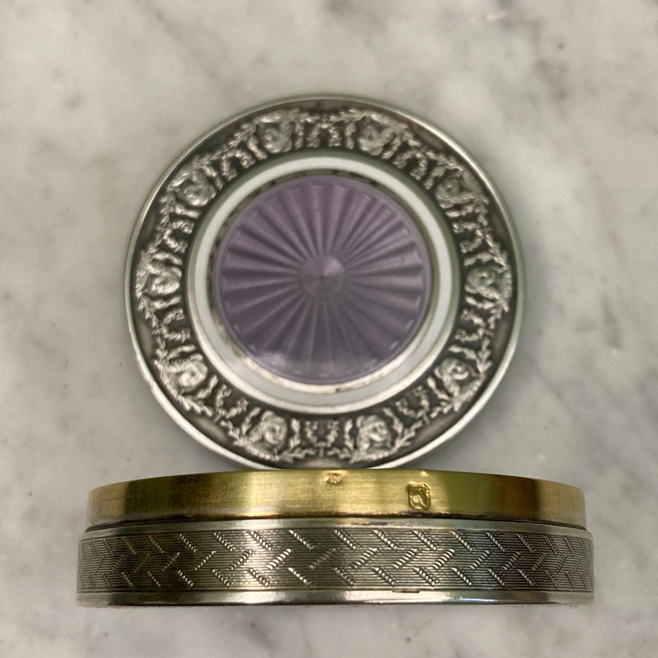 Ancienne boite à pilules en argent massif et émail guilloché