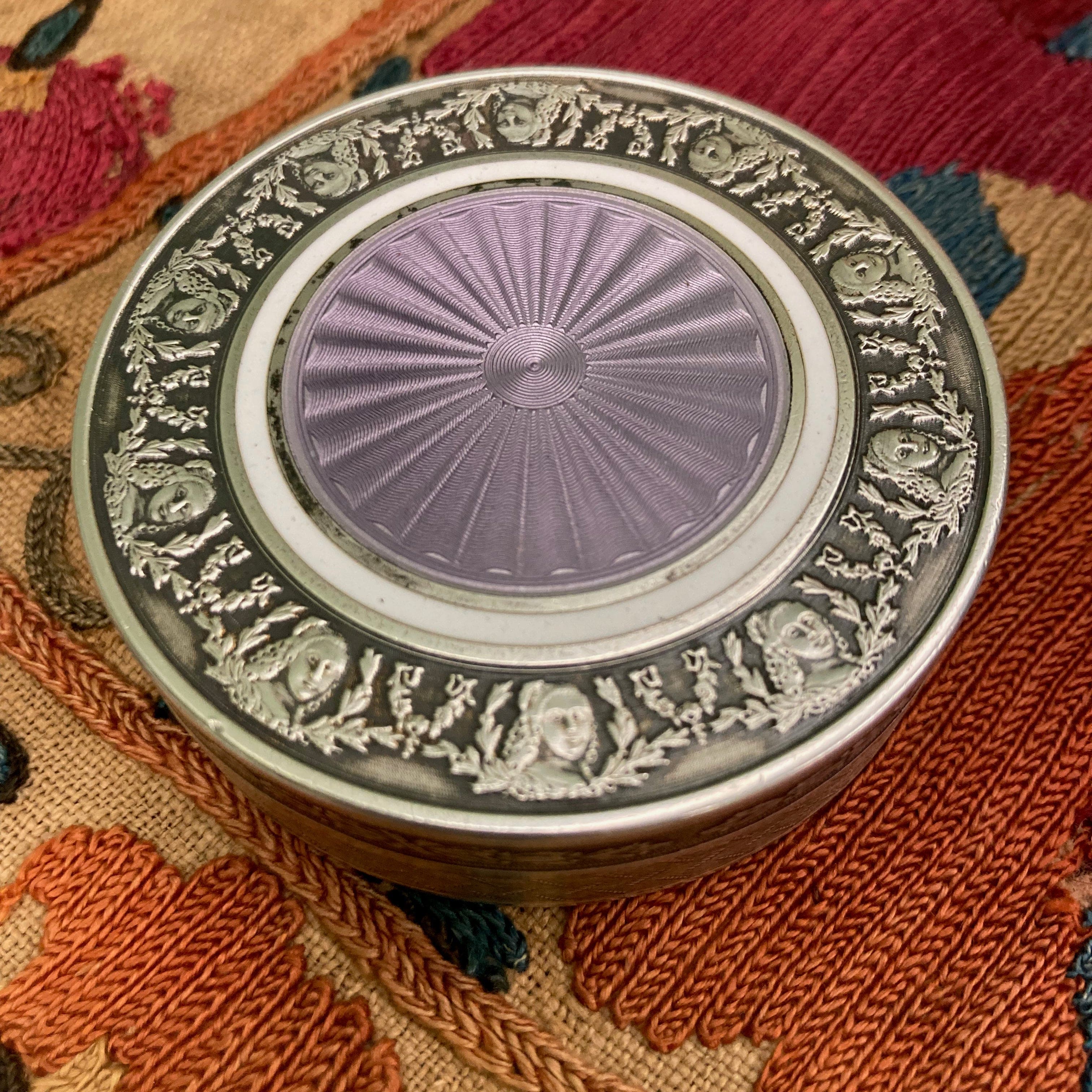 Ancienne boite à pilules en argent massif et émail guilloché