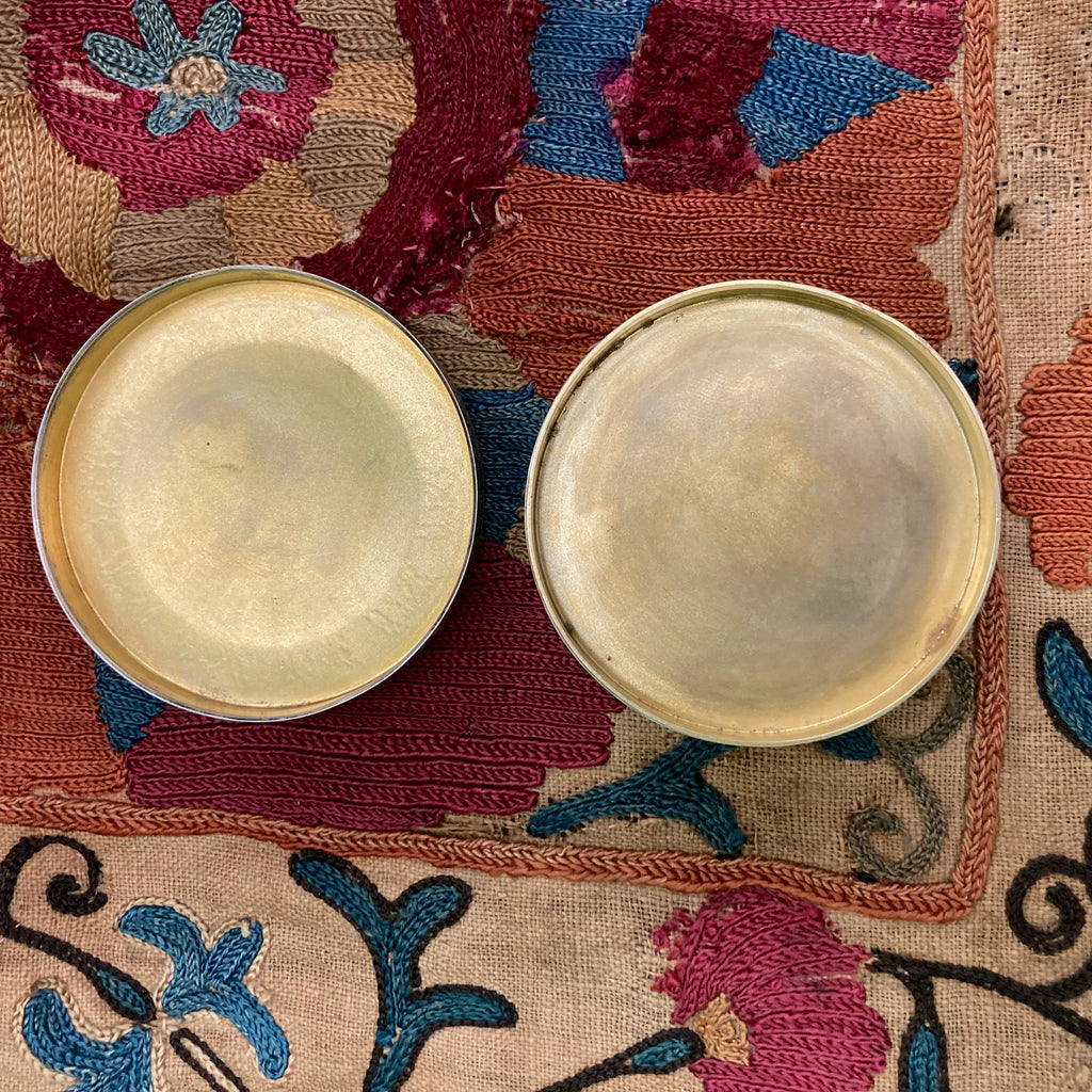 Ancienne boite à pilules en argent massif et émail guilloché