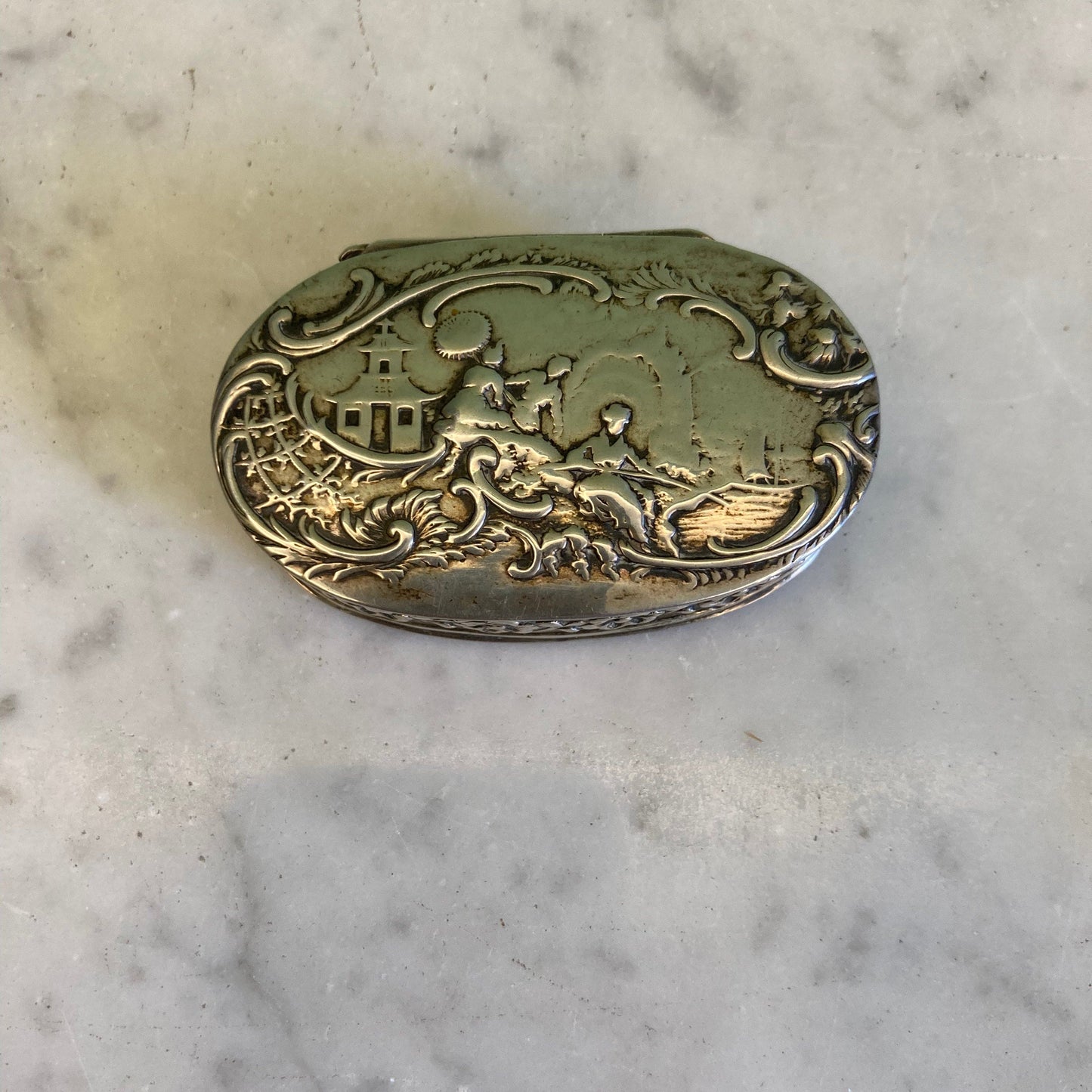 Boite à pilules en argent Allemand décor scéne chinoise