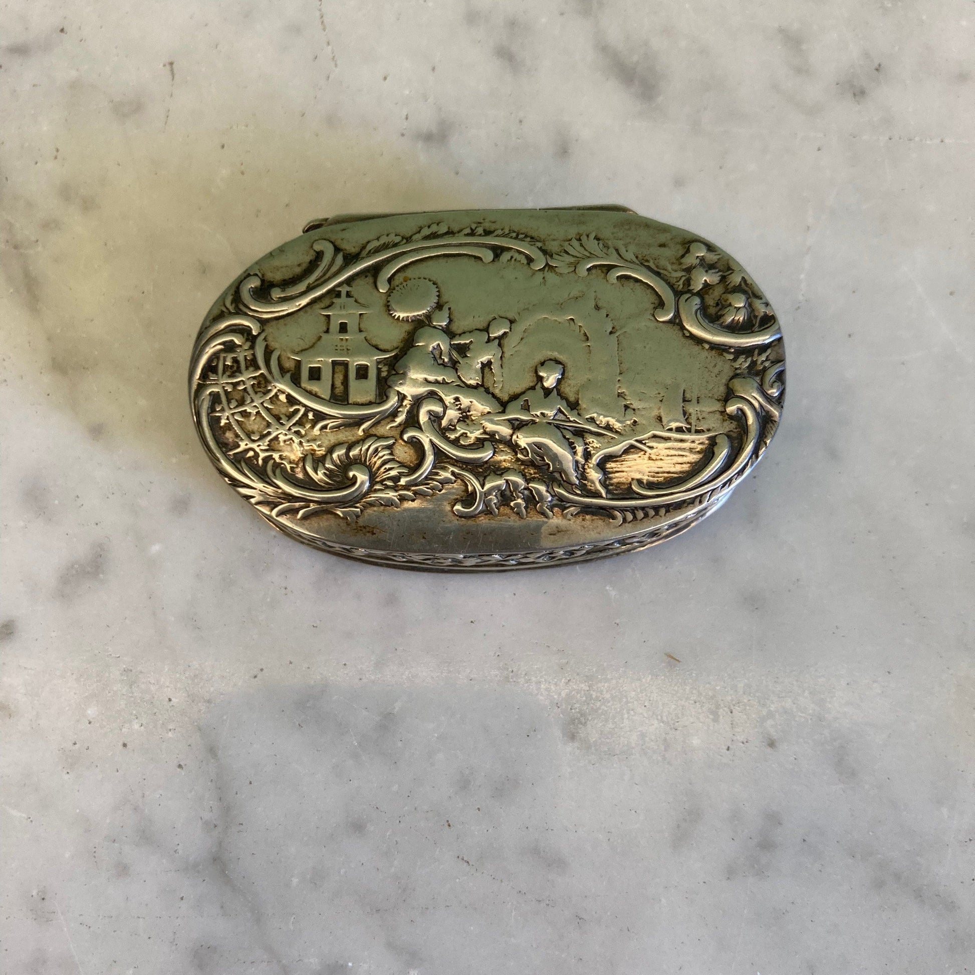 Boite à pilules en argent Allemand décor scéne chinoise