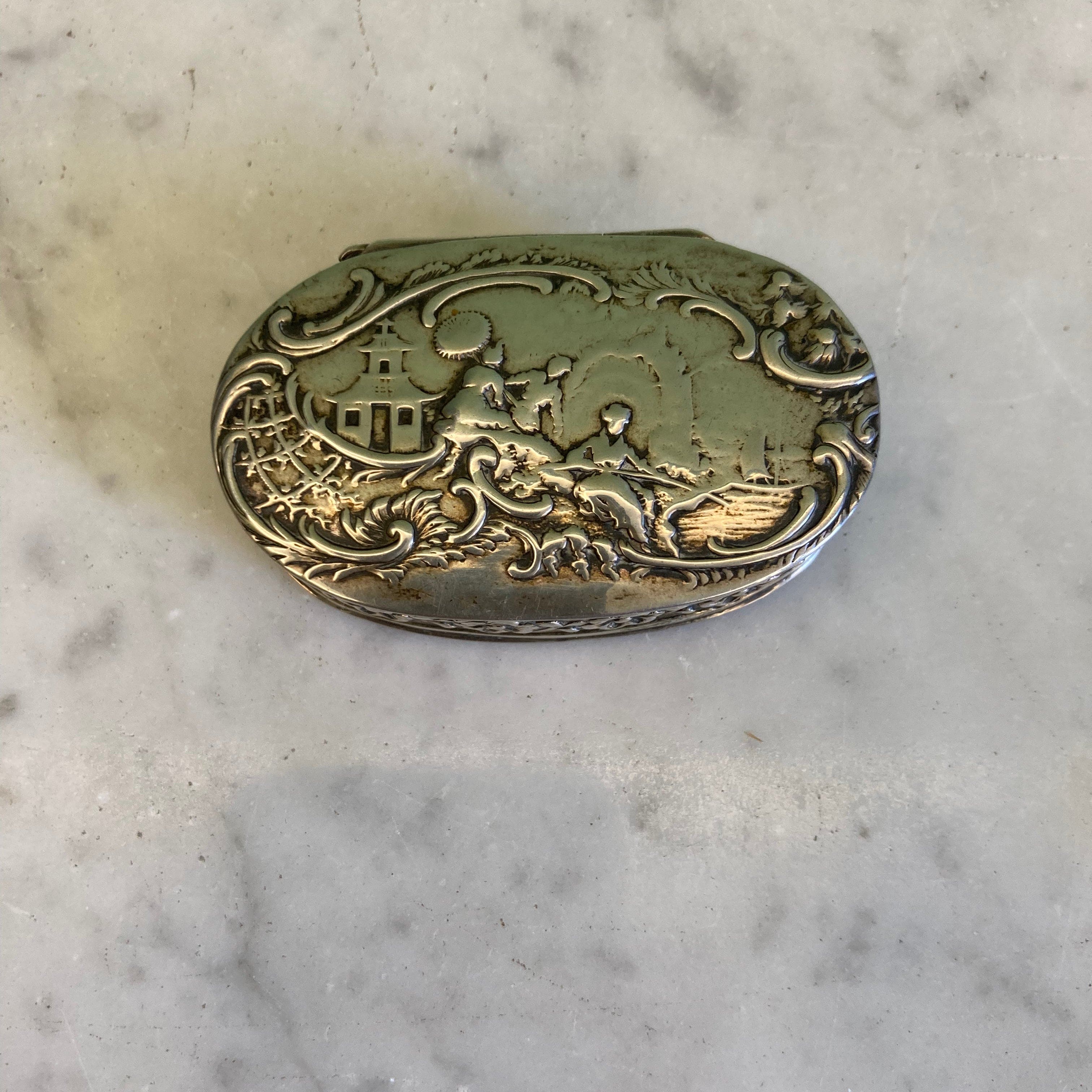 Boite à pilules en argent Allemand décor scéne chinoise