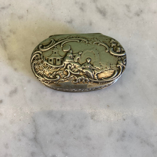 Boite à pilules en argent Allemand décor scéne chinoise