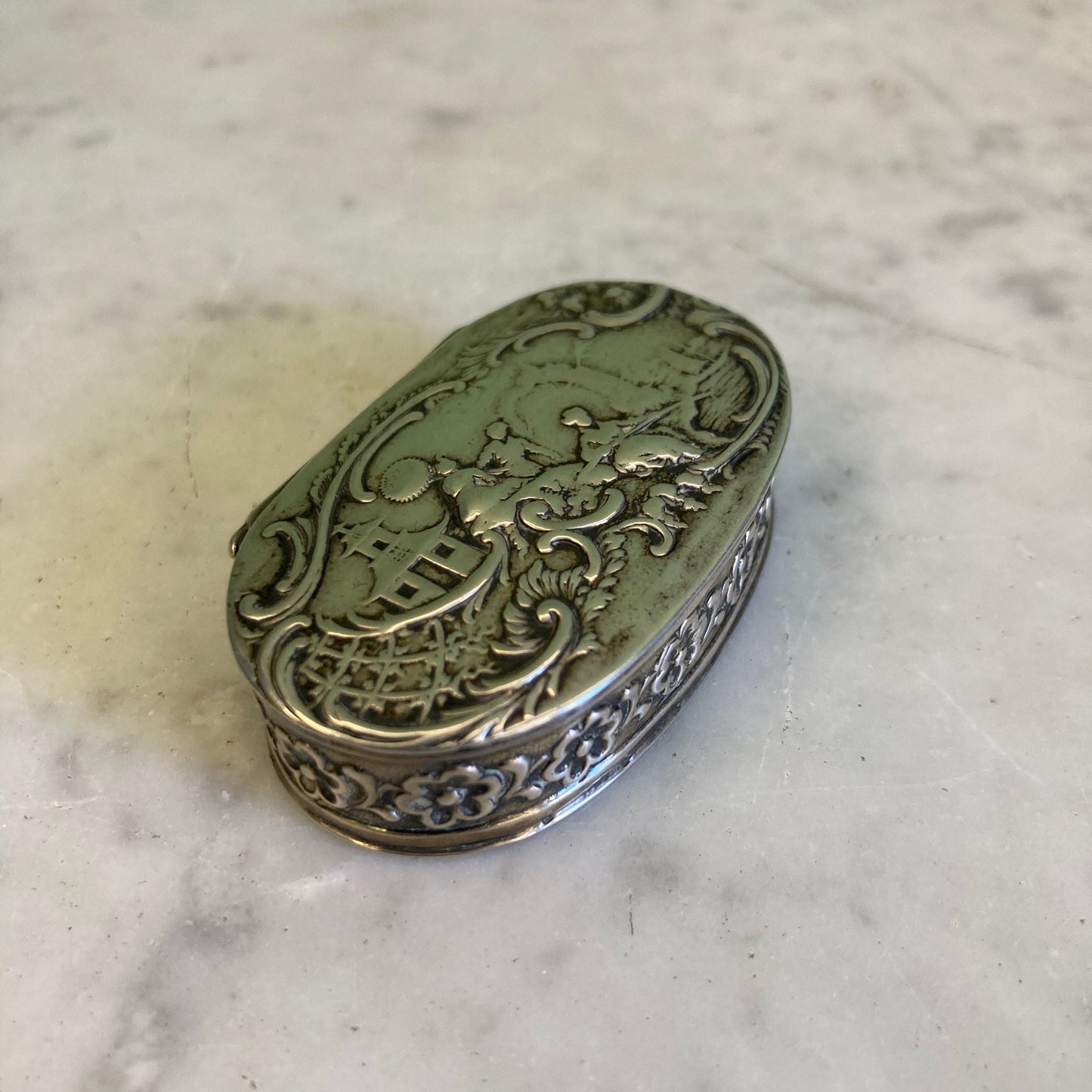 Boite à pilules en argent Allemand décor scéne chinoise