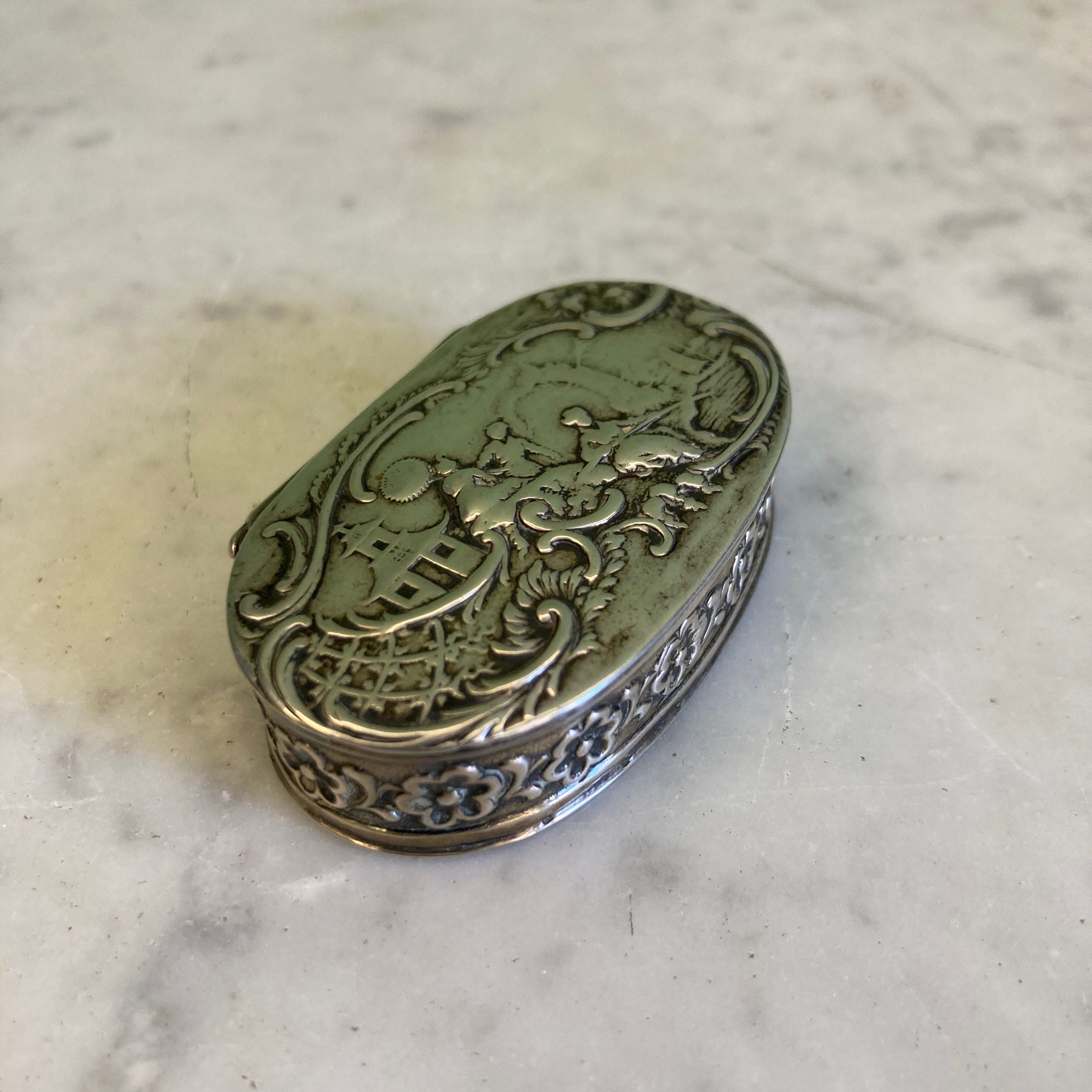 Boite à pilules en argent Allemand décor scéne chinoise