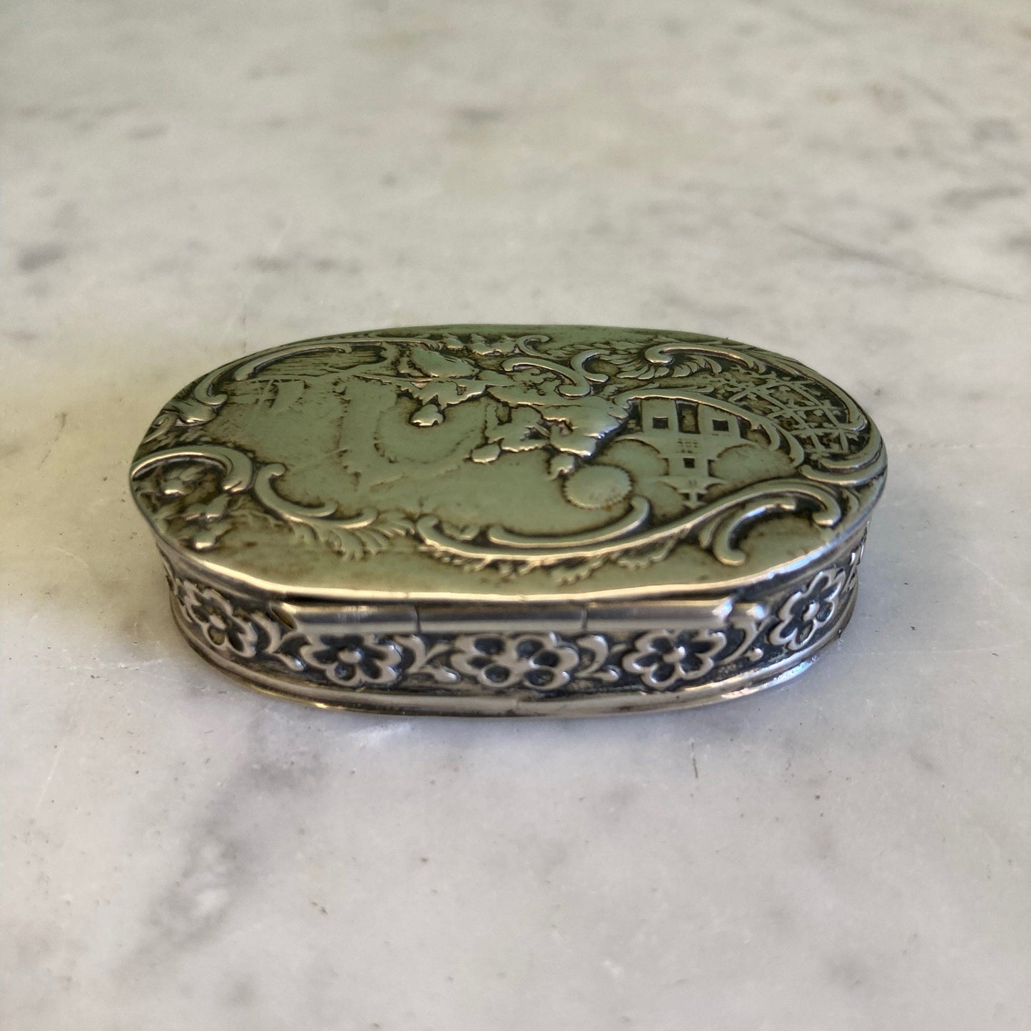 Boite à pilules en argent Allemand décor scéne chinoise