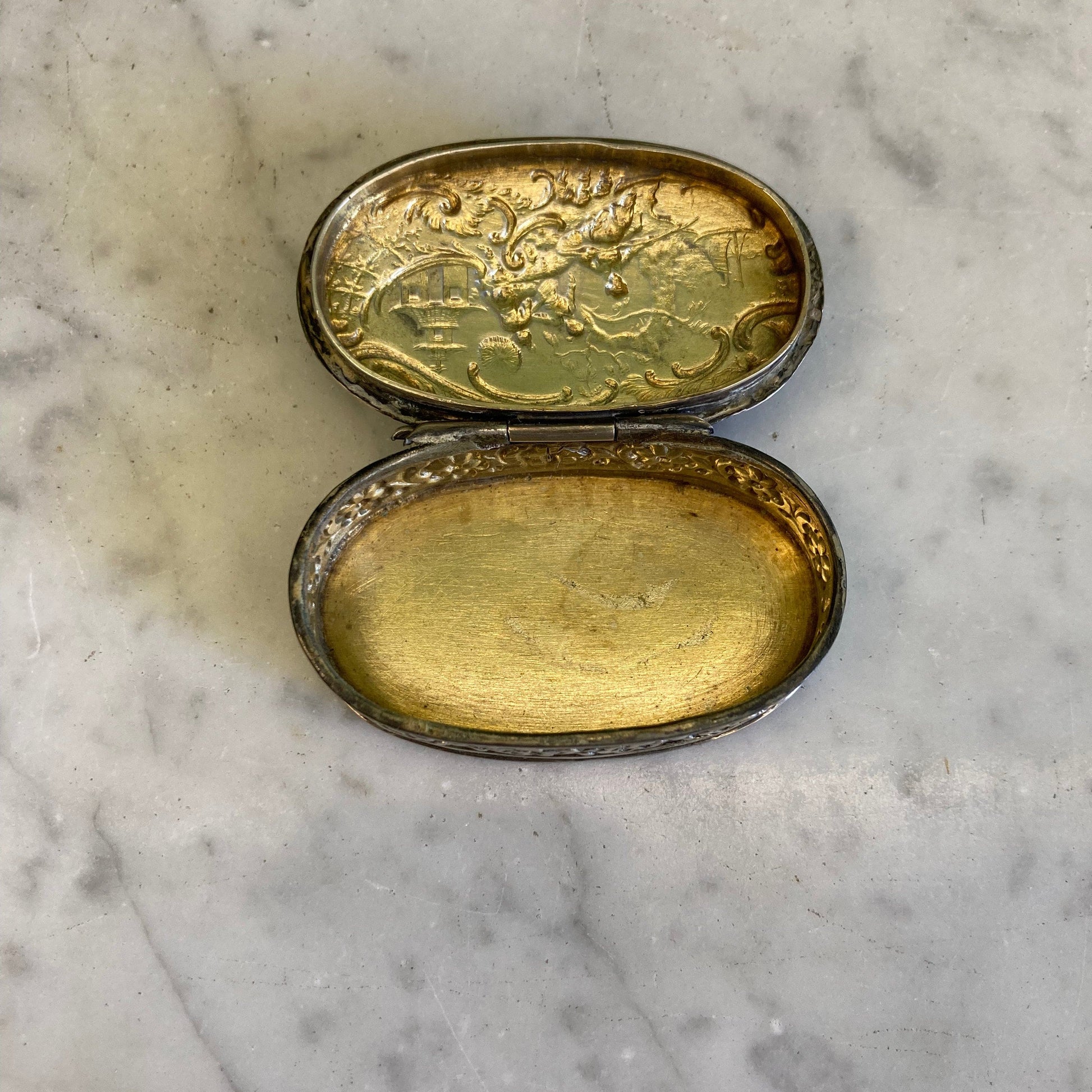 Boite à pilules en argent Allemand décor scéne chinoise