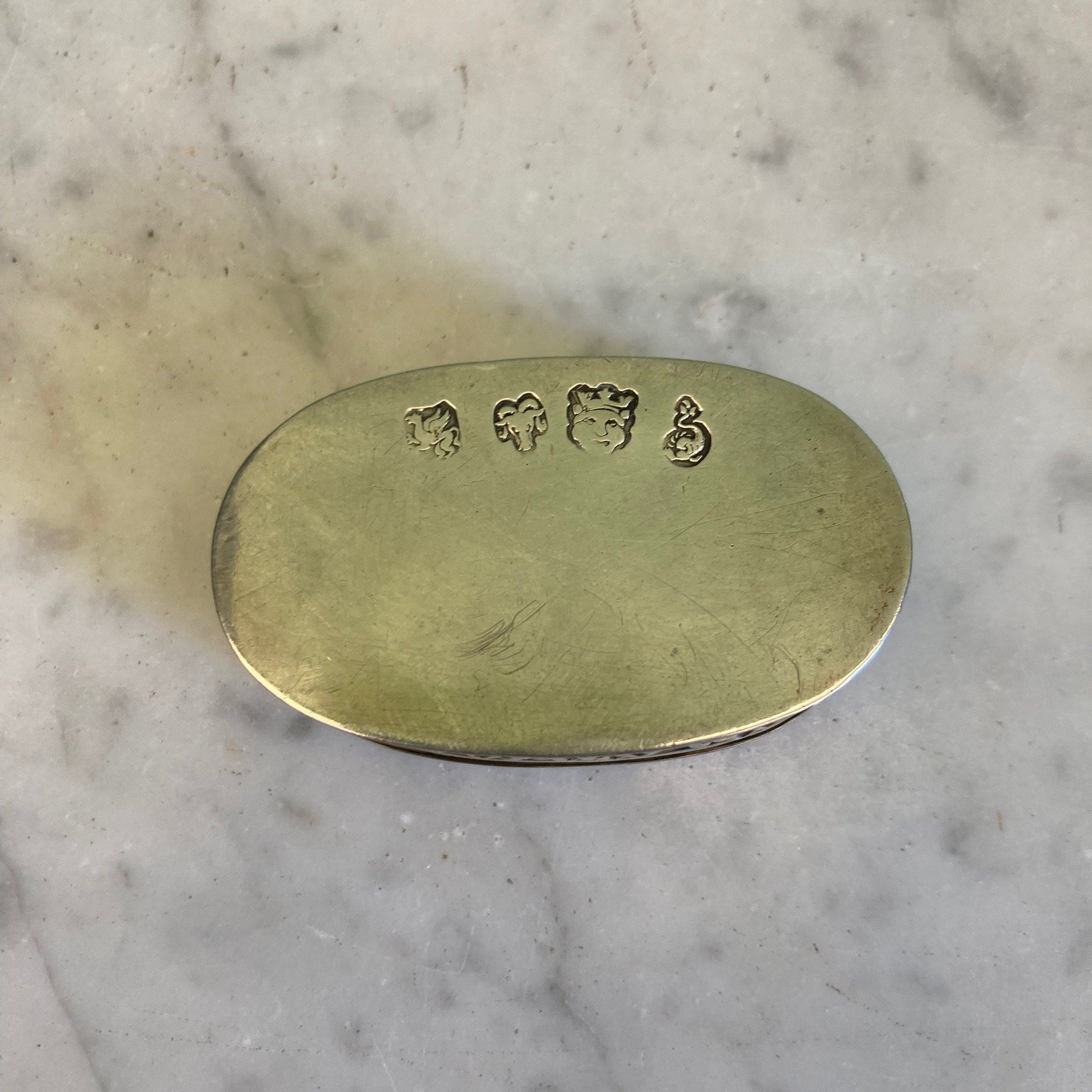 Boite à pilules en argent Allemand décor scéne chinoise