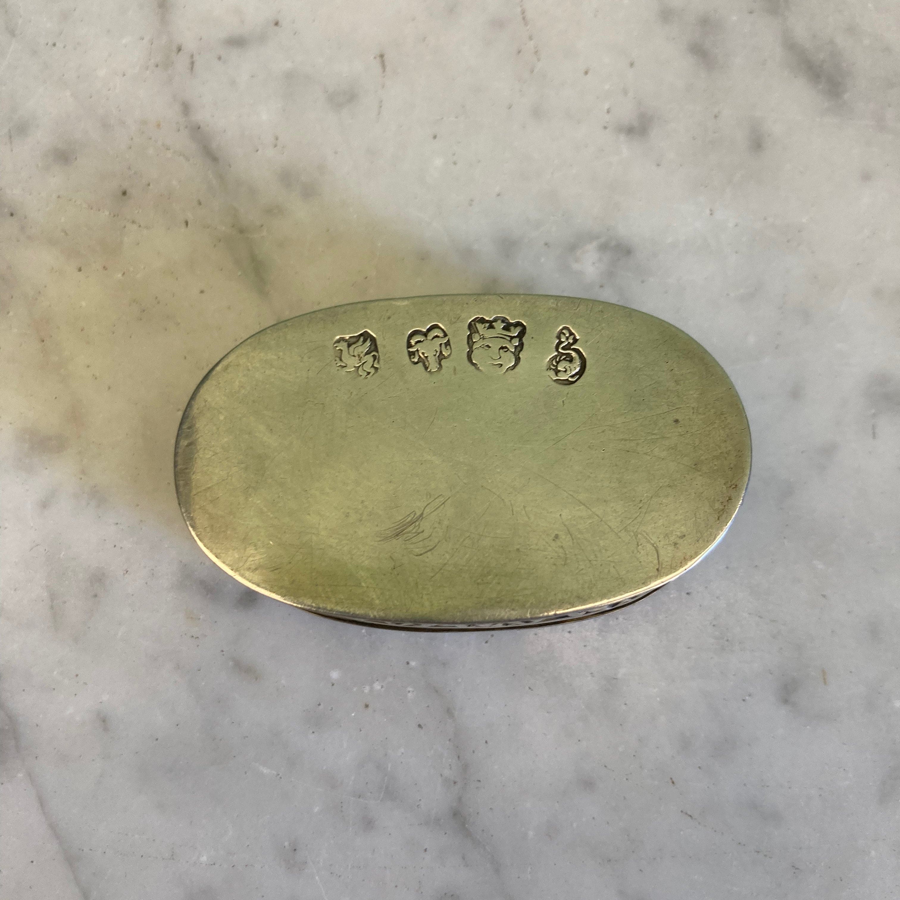 Boite à pilules en argent Allemand décor scéne chinoise