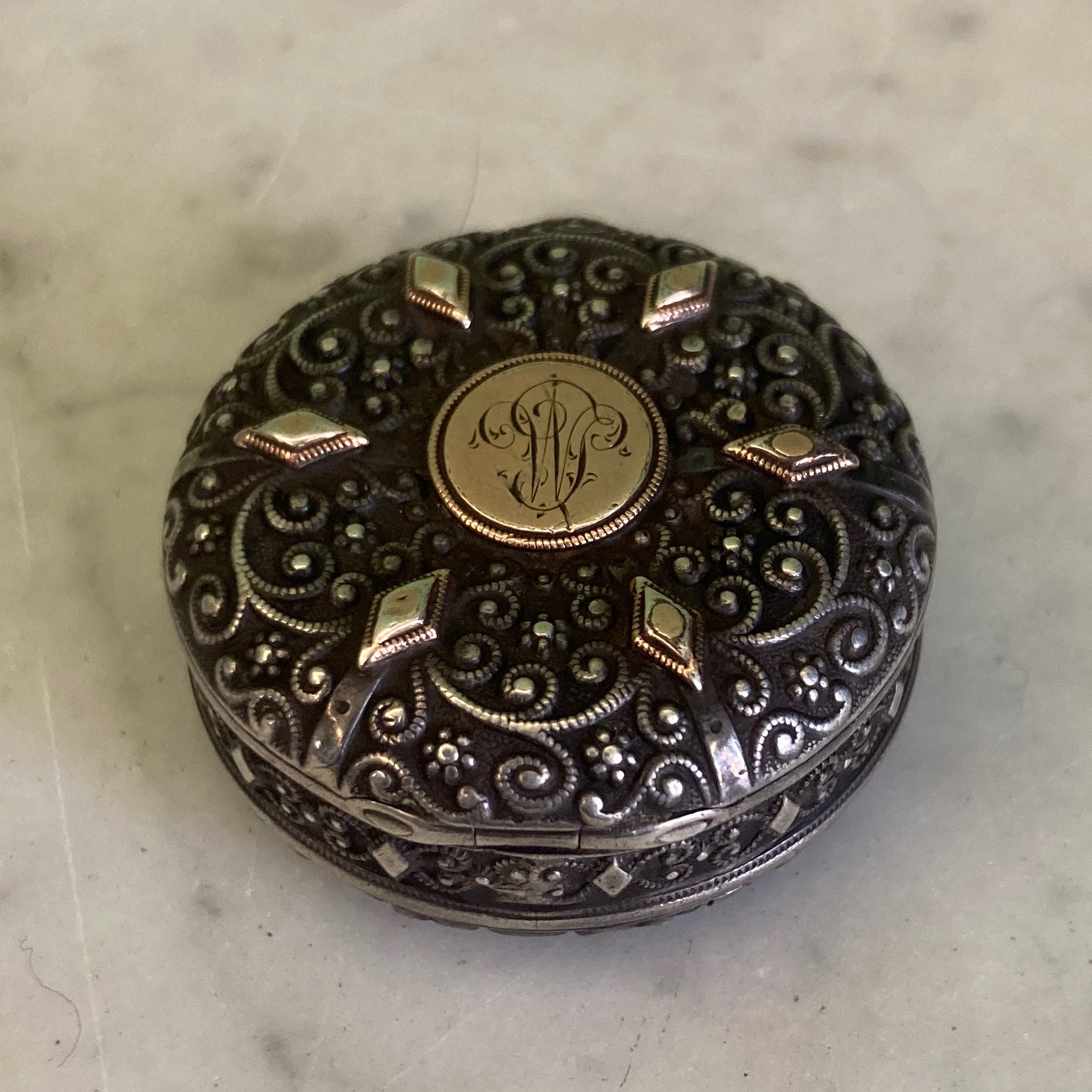 Boite à pilules en argent massif vers 1900