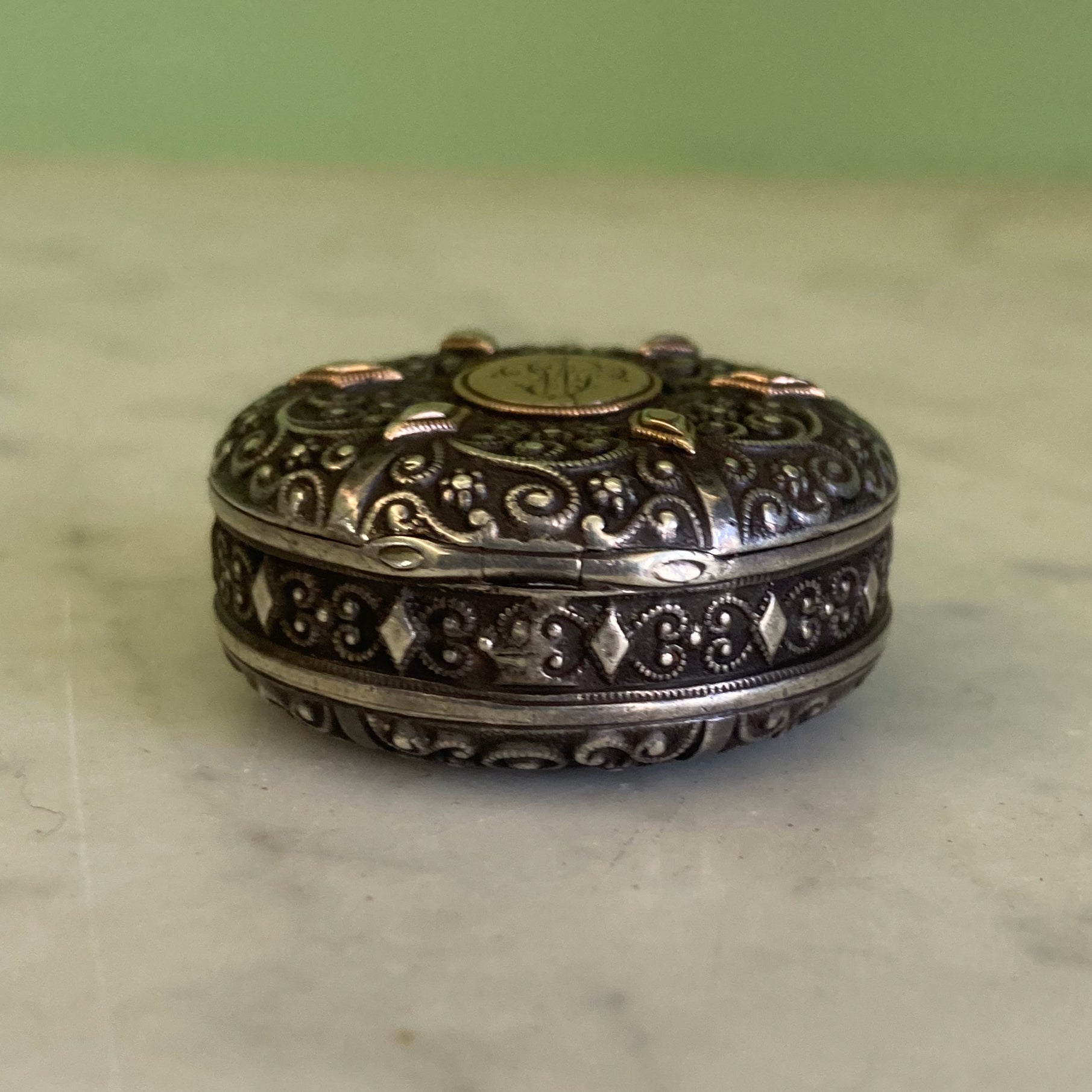 Boite à pilules en argent massif vers 1900