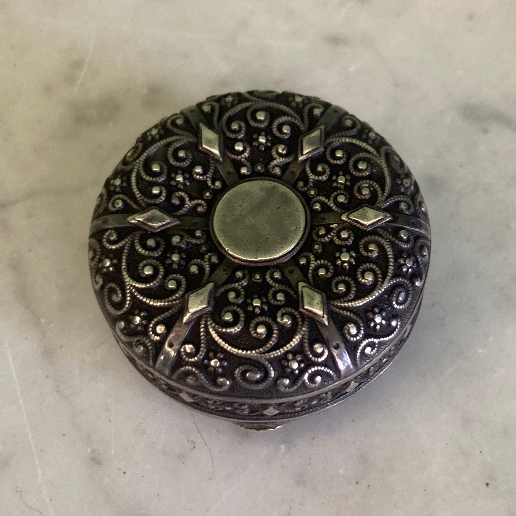 Boite à pilules en argent massif vers 1900