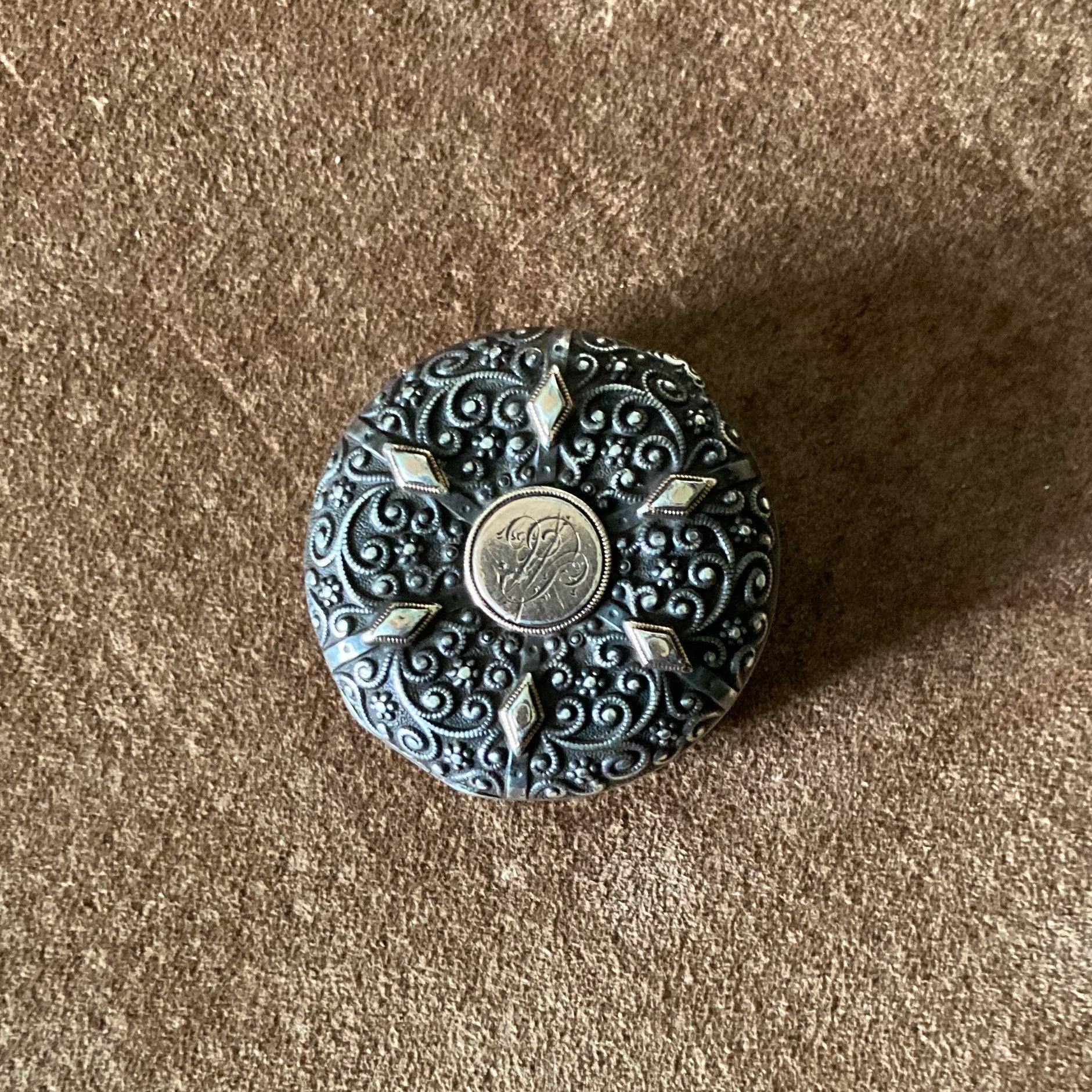 Boite à pilules en argent massif vers 1900