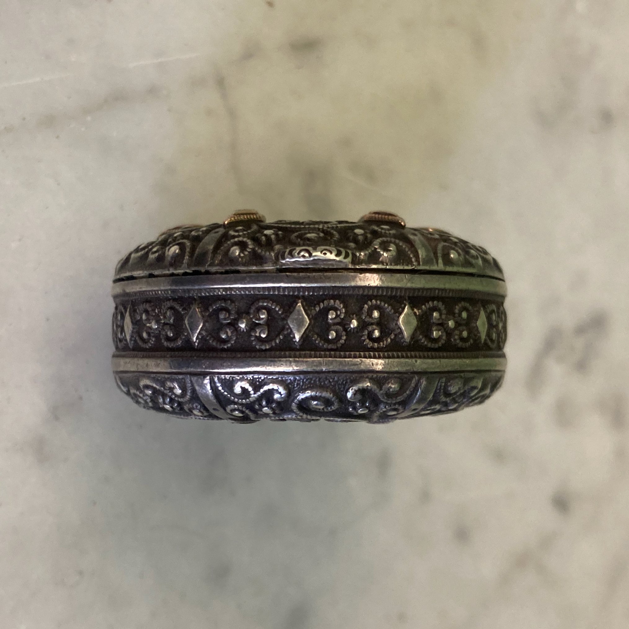 Boite à pilules en argent massif vers 1900