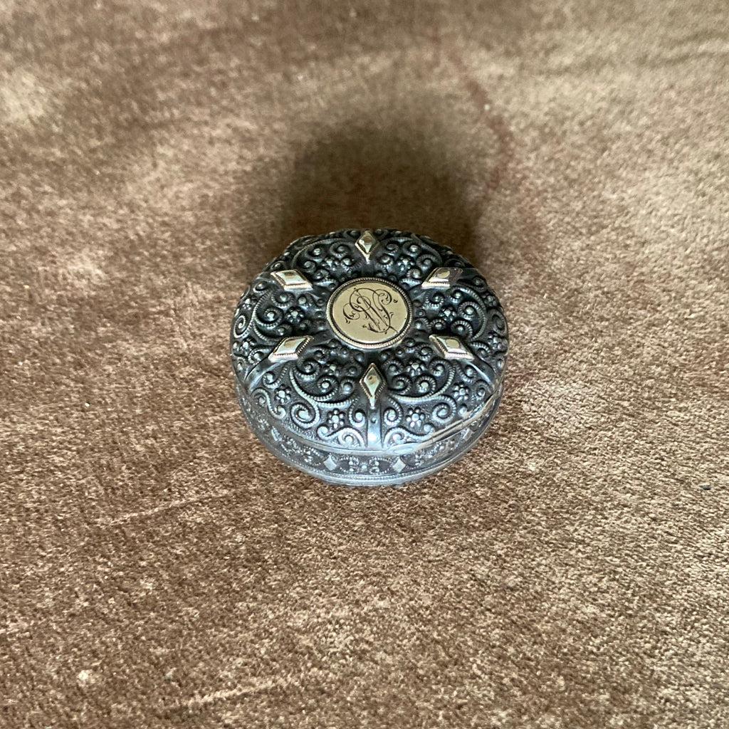 Boite à pilules en argent massif vers 1900