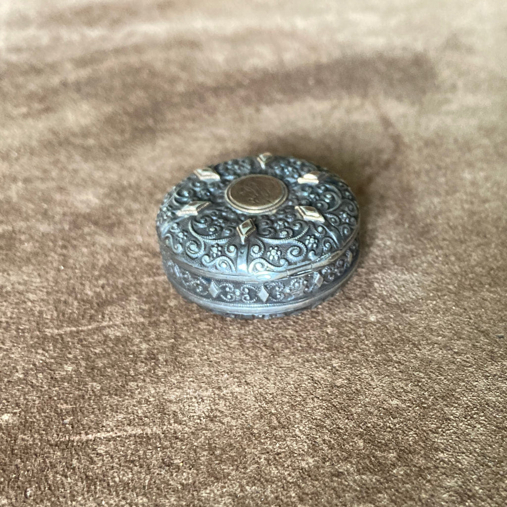 Boite à pilules en argent massif vers 1900