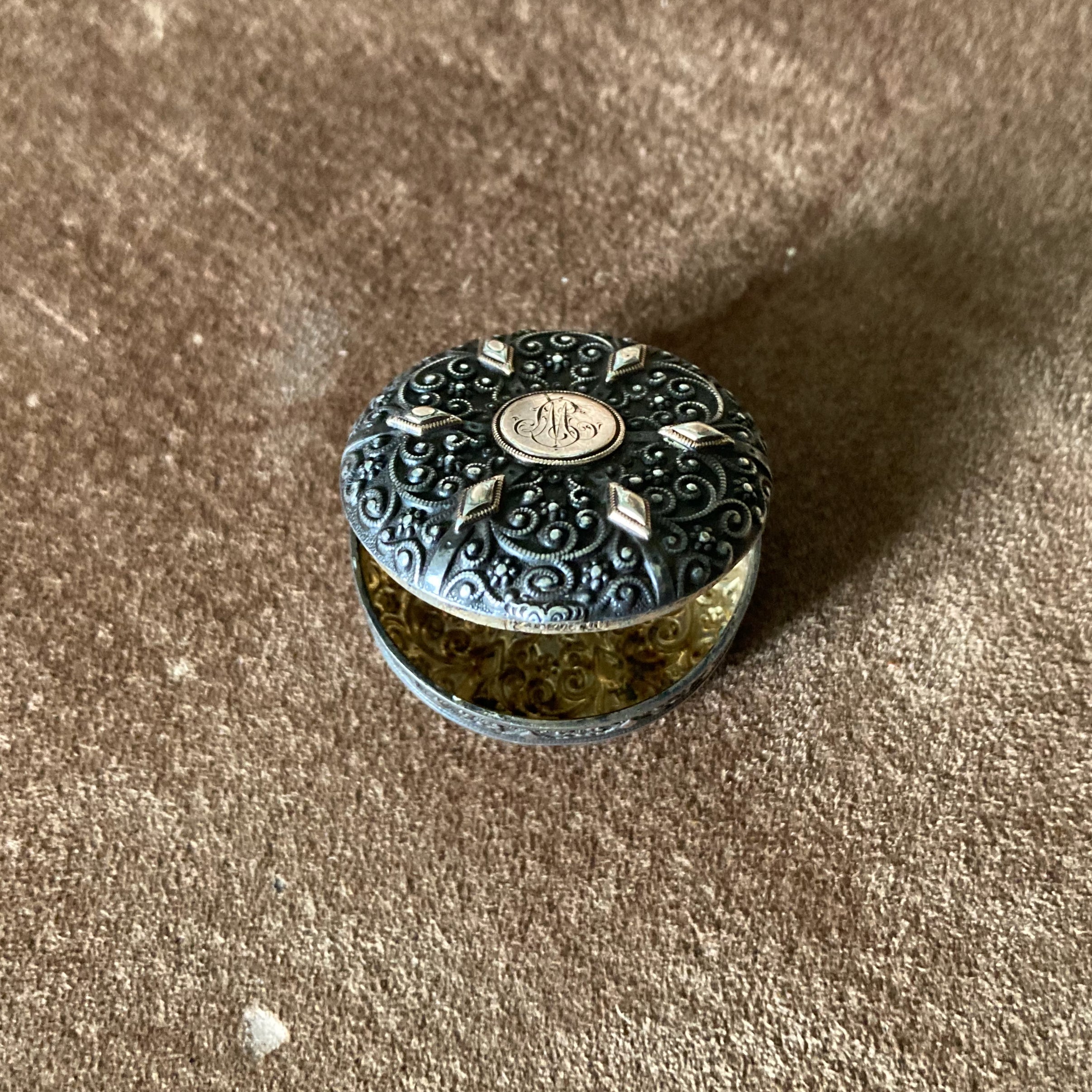 Boite à pilules en argent massif vers 1900