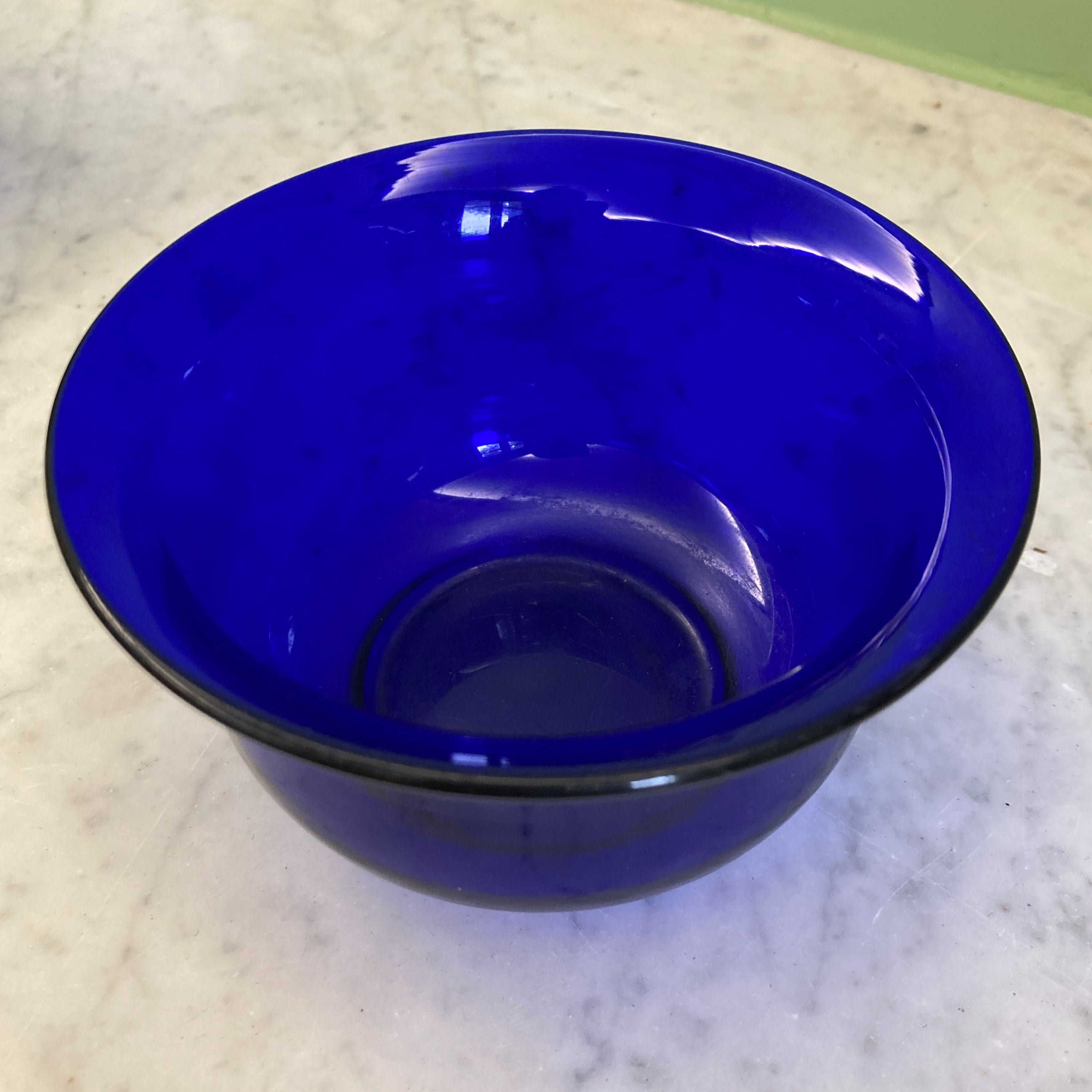 Paire de bols rince-doigts en cristal bleu cobalt de Baccarat