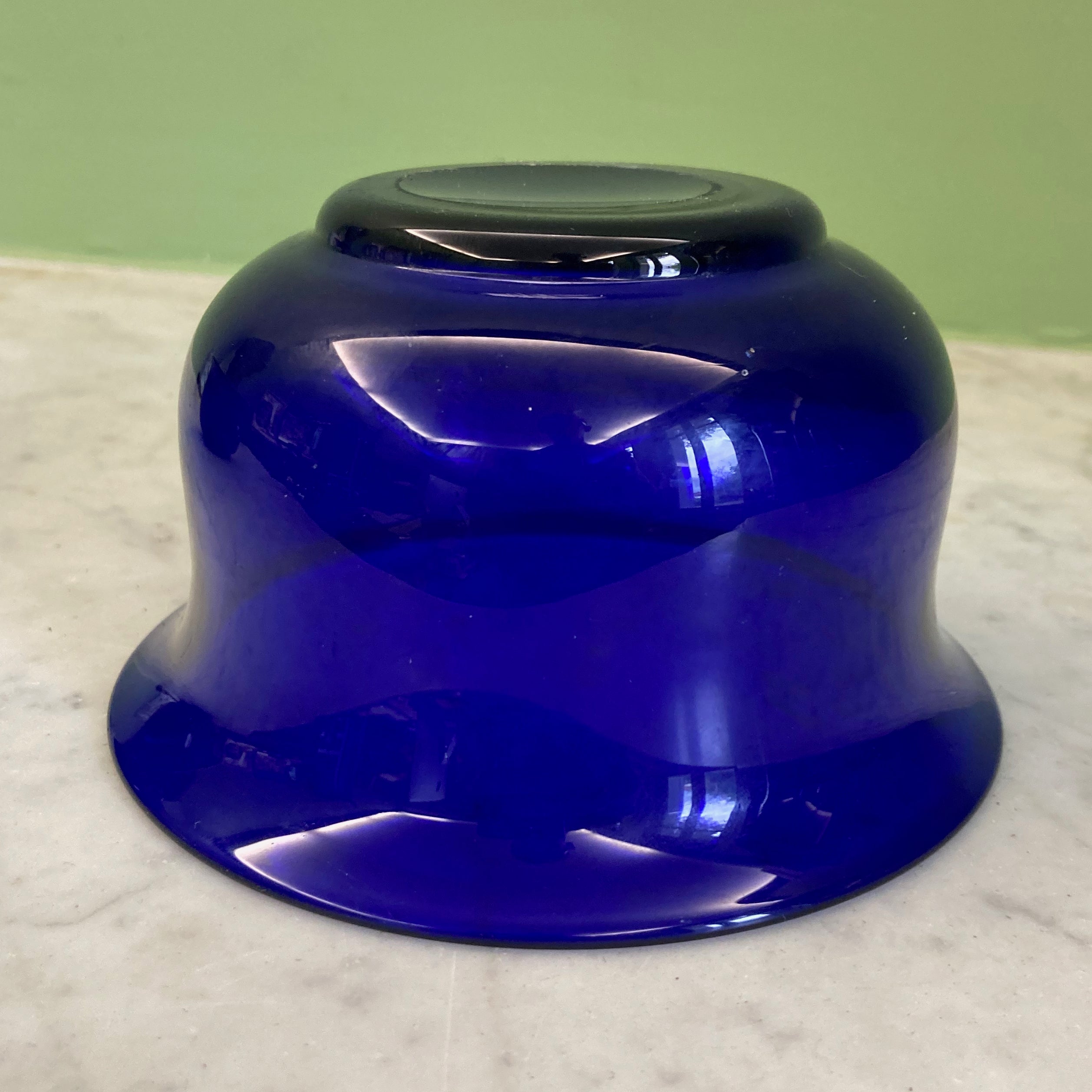 Paire de bols rince-doigts en cristal bleu cobalt de Baccarat